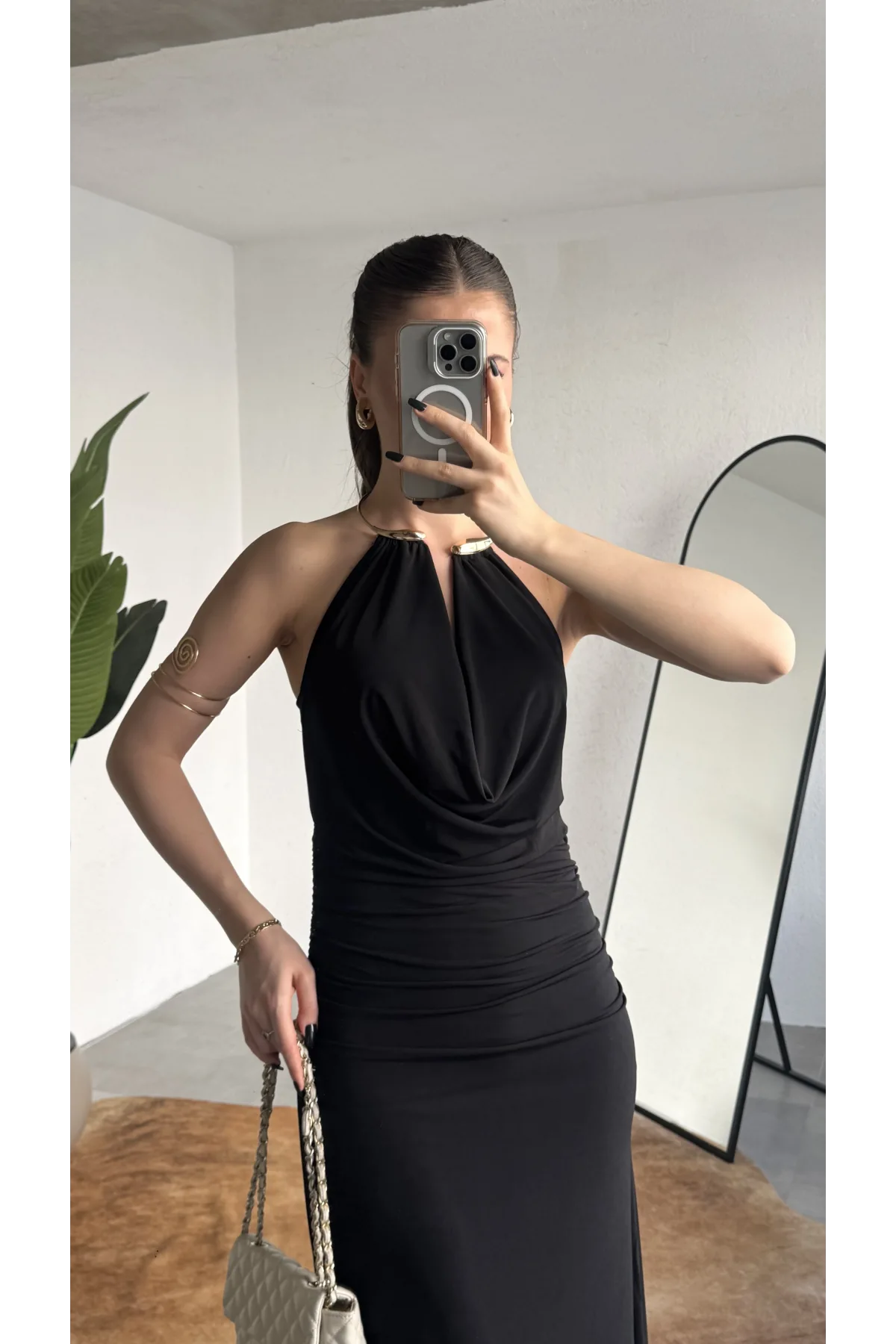 Kadın Siyah Halter Yaka Gold Aksesuarlı Maxi Uzun Boy Abiye Elbise Drapeli Sırt Dekolteli