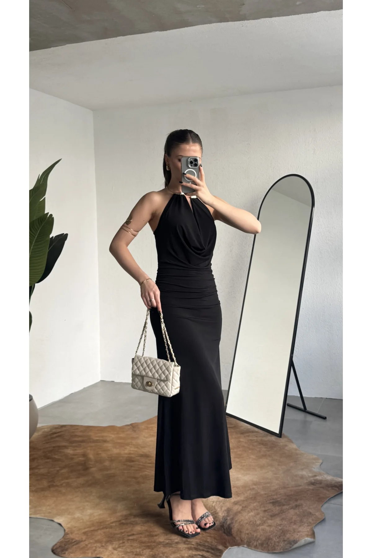 Kadın Siyah Halter Yaka Gold Aksesuarlı Maxi Uzun Boy Abiye Elbise Drapeli Sırt Dekolteli