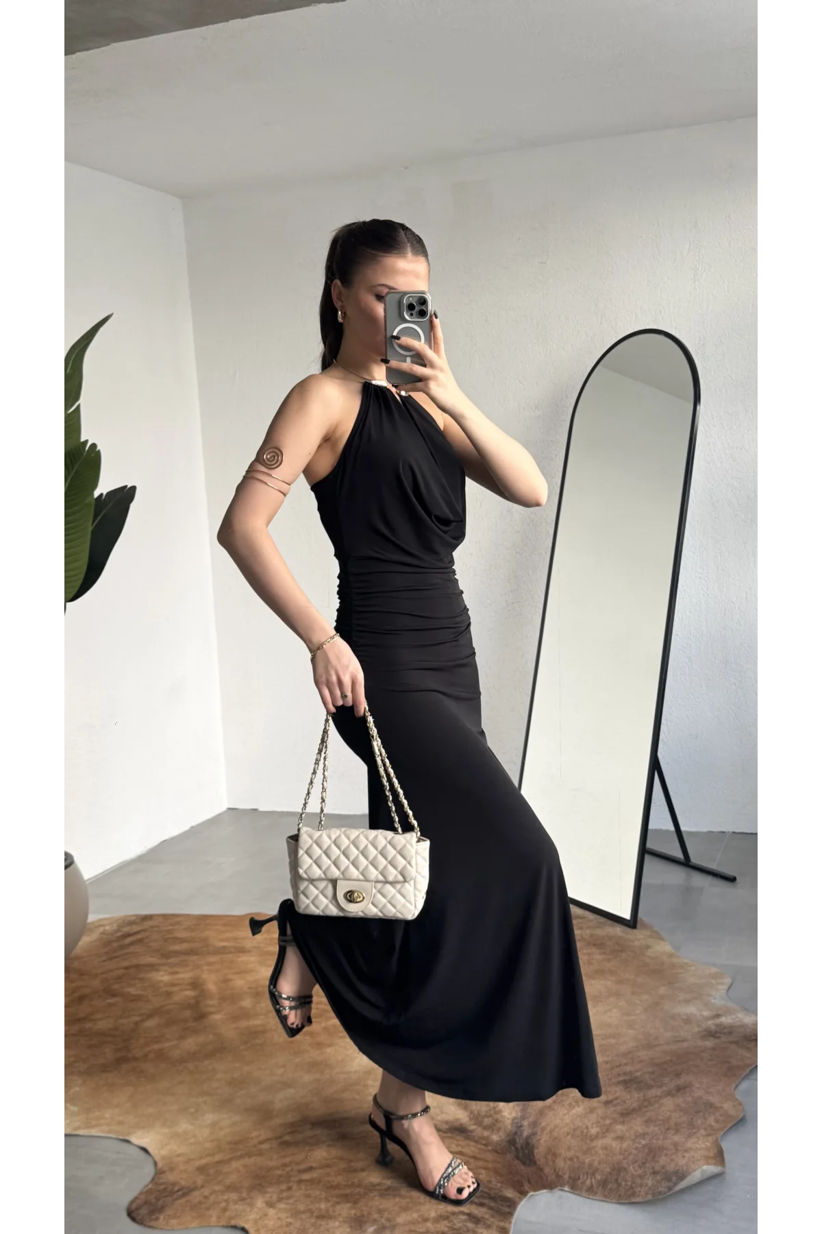 Kadın Siyah Halter Yaka Gold Aksesuarlı Maxi Uzun Boy Abiye Elbise Drapeli Sırt Dekolteli