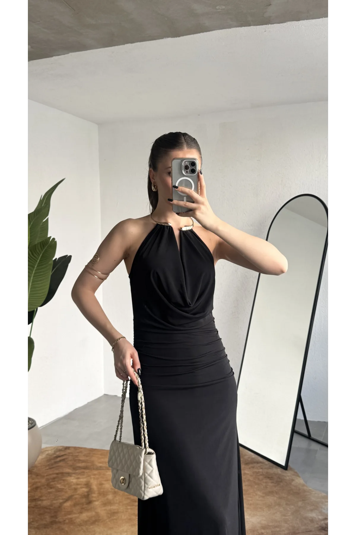 Kadın Siyah Halter Yaka Gold Aksesuarlı Maxi Uzun Boy Abiye Elbise Drapeli Sırt Dekolteli