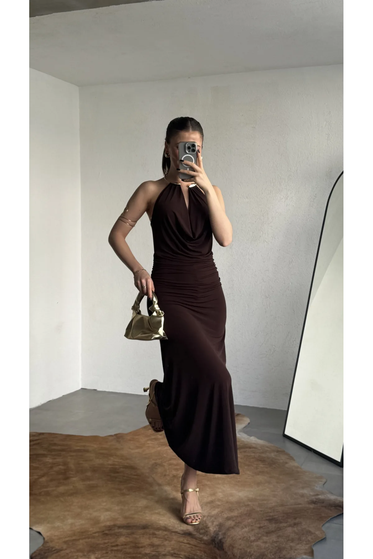 Kadın Kahverengi Halter Yaka Gold Aksesuarlı Maxi Uzun Boy Abiye Elbise Drapeli Sırt Dekolteli