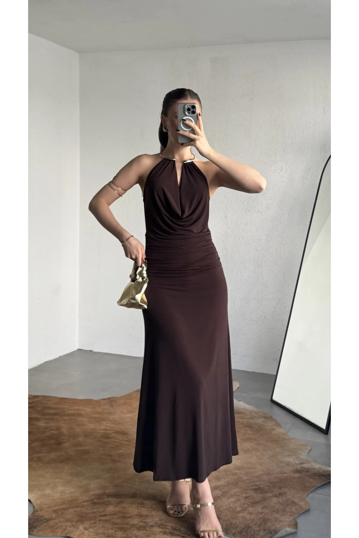 Kadın Kahverengi Halter Yaka Gold Aksesuarlı Maxi Uzun Boy Abiye Elbise Drapeli Sırt Dekolteli