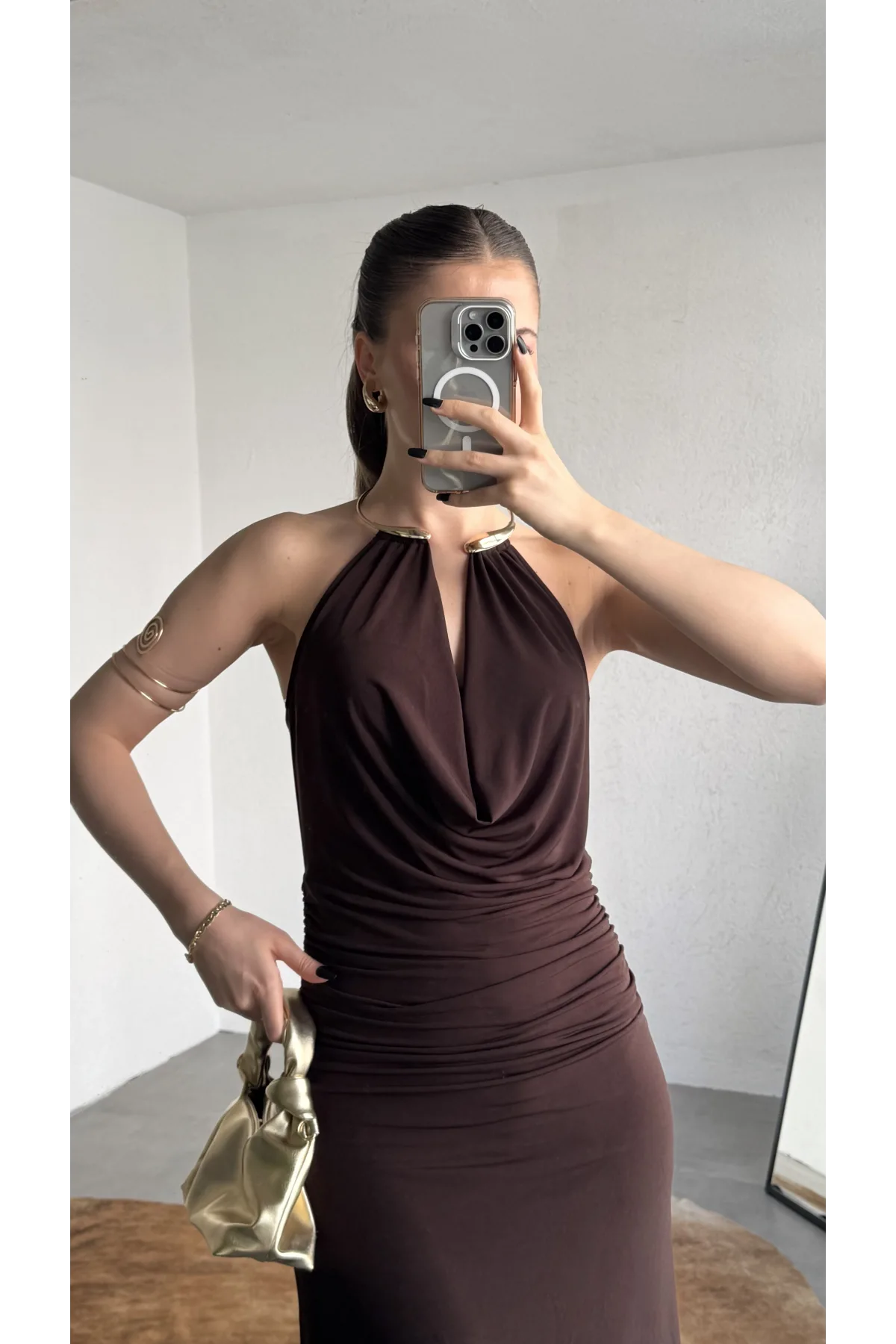 Kadın Kahverengi Halter Yaka Gold Aksesuarlı Maxi Uzun Boy Abiye Elbise Drapeli Sırt Dekolteli