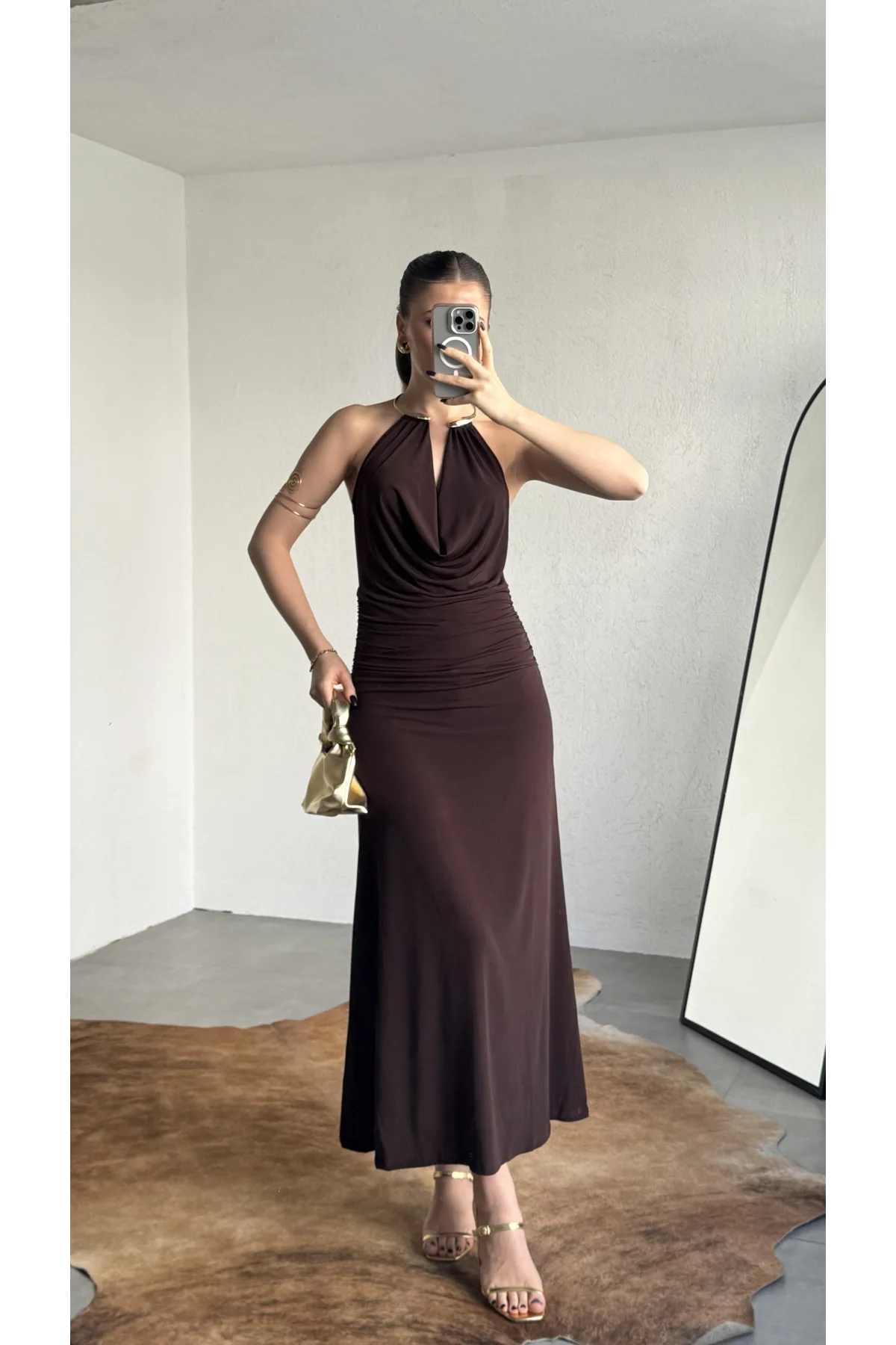 Kadın Kahverengi Halter Yaka Gold Aksesuarlı Maxi Uzun Boy Abiye Elbise Drapeli Sırt Dekolteli