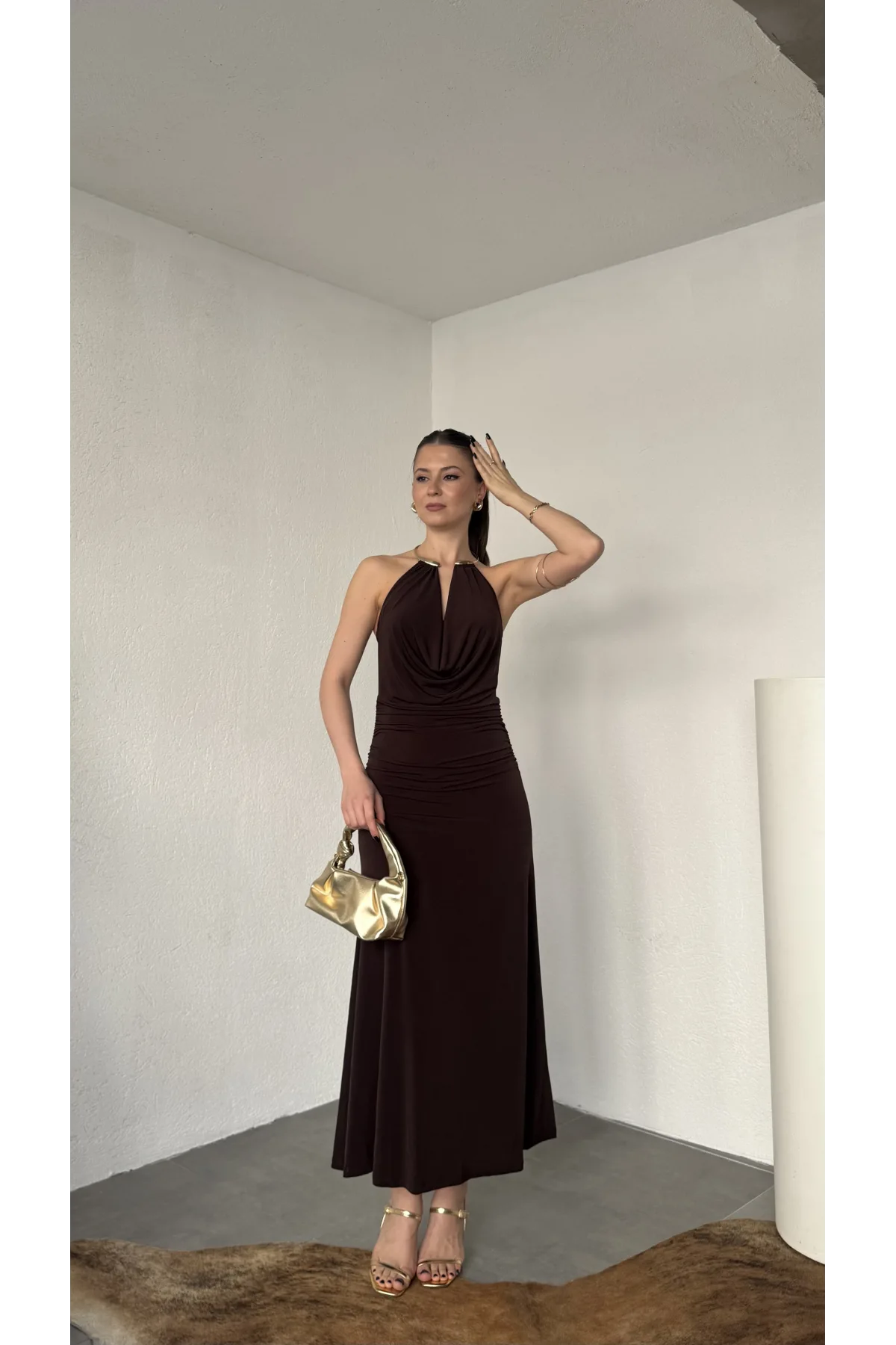 Kadın Kahverengi Halter Yaka Gold Aksesuarlı Maxi Uzun Boy Abiye Elbise Drapeli Sırt Dekolteli