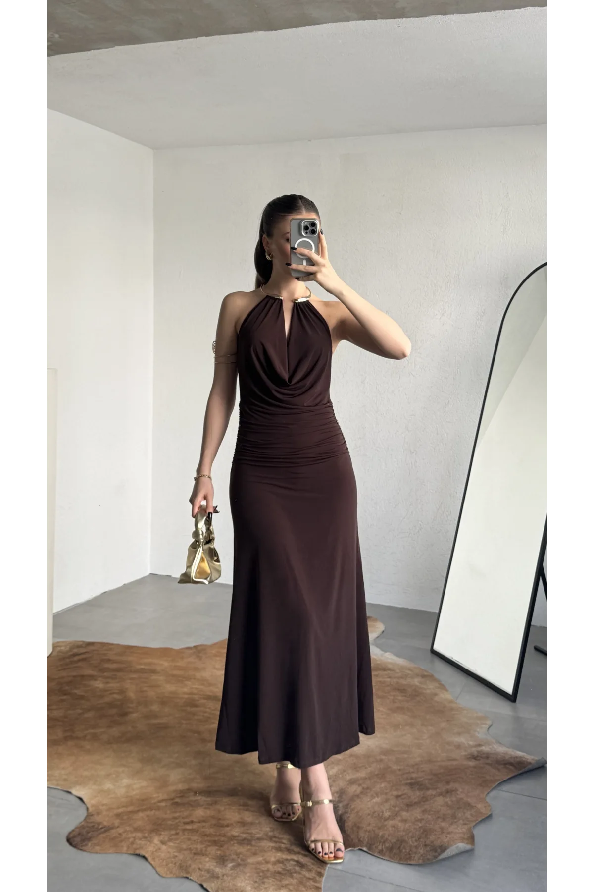 Kadın Kahverengi Halter Yaka Gold Aksesuarlı Maxi Uzun Boy Abiye Elbise Drapeli Sırt Dekolteli