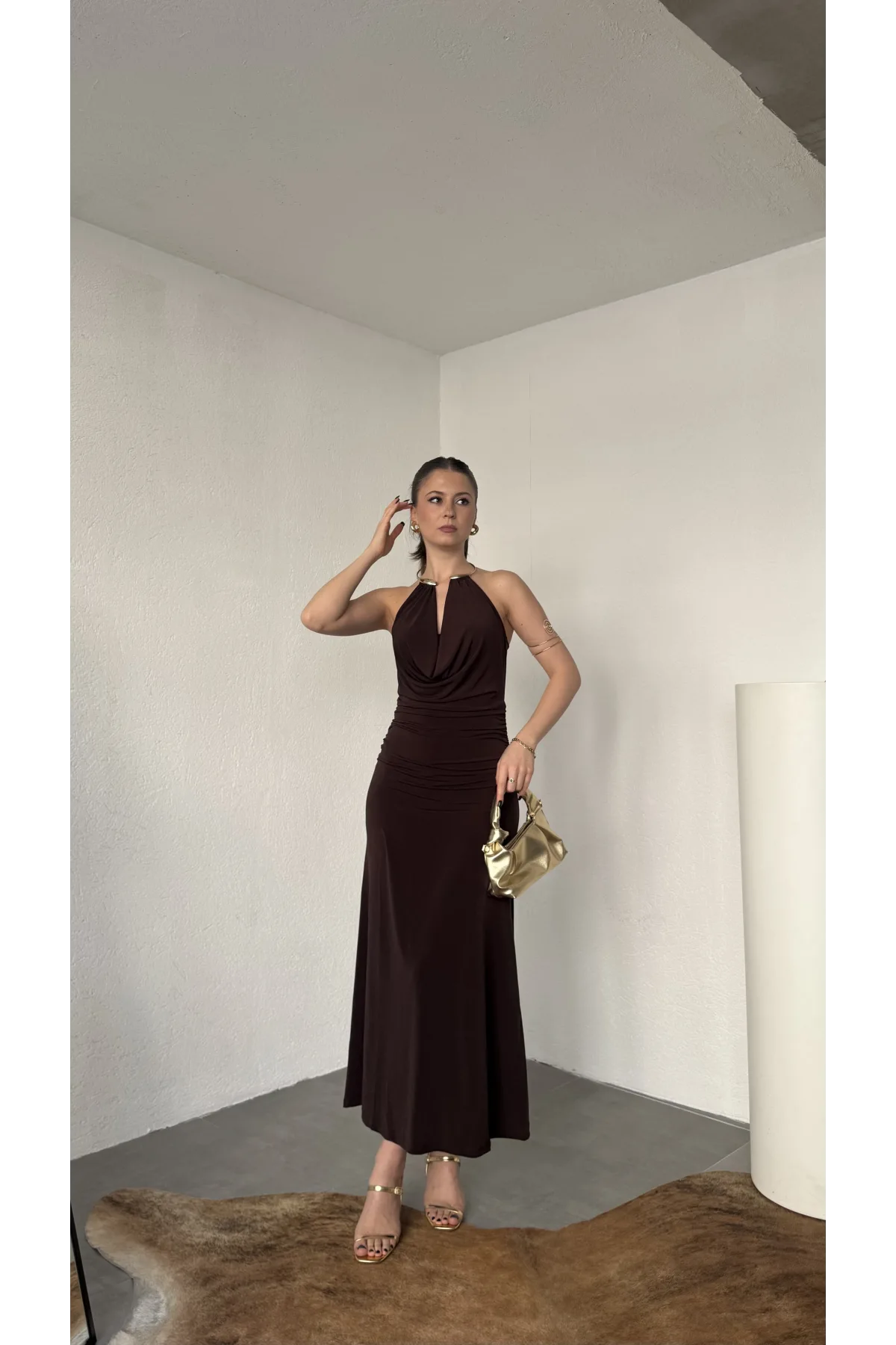 Kadın Kahverengi Halter Yaka Gold Aksesuarlı Maxi Uzun Boy Abiye Elbise Drapeli Sırt Dekolteli