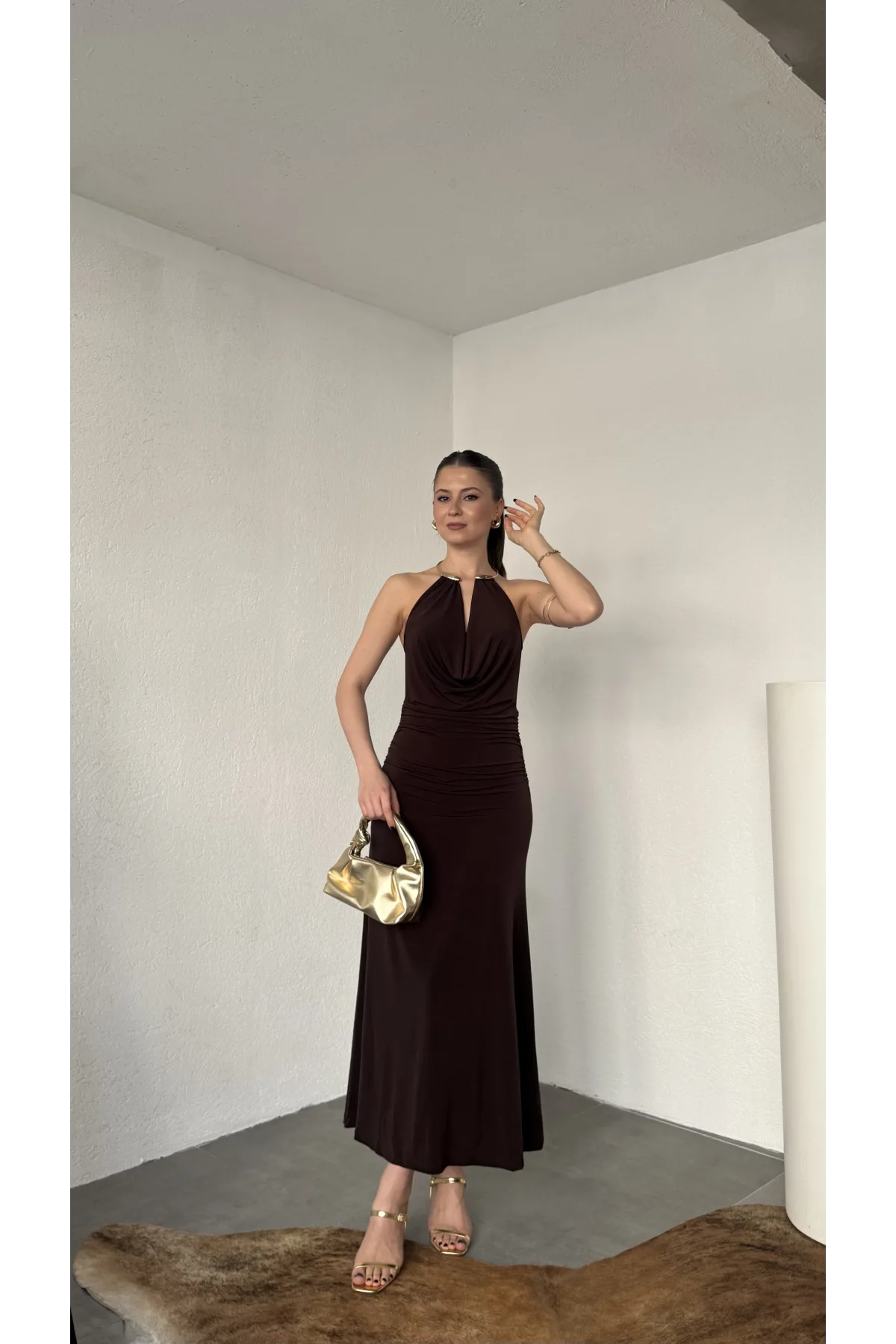 Kadın Kahverengi Halter Yaka Gold Aksesuarlı Maxi Uzun Boy Abiye Elbise Drapeli Sırt Dekolteli