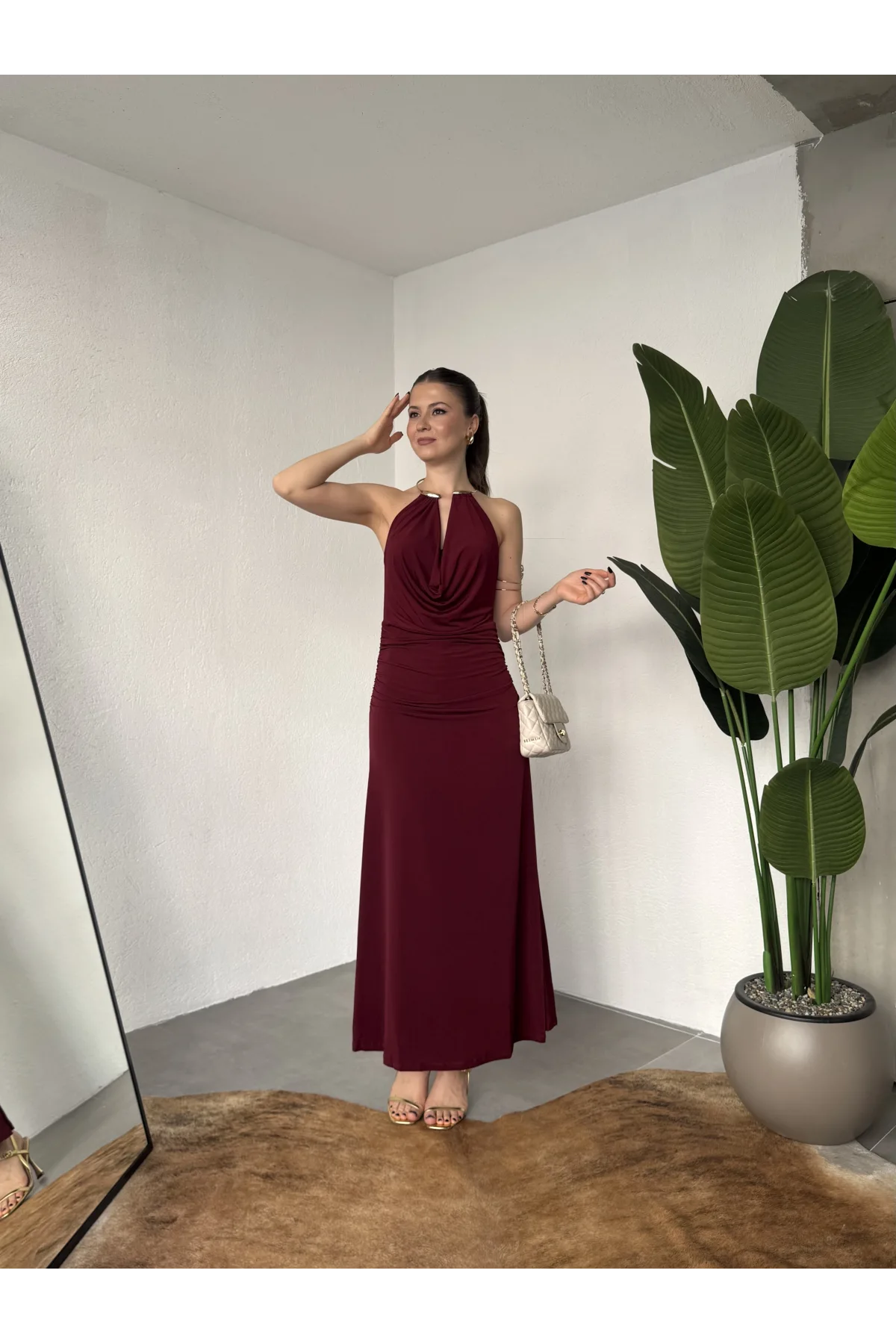 Kadın Bordo Halter Yaka Gold Aksesuarlı Maxi Uzun Boy Abiye Elbise Drapeli Sırt Dekolteli