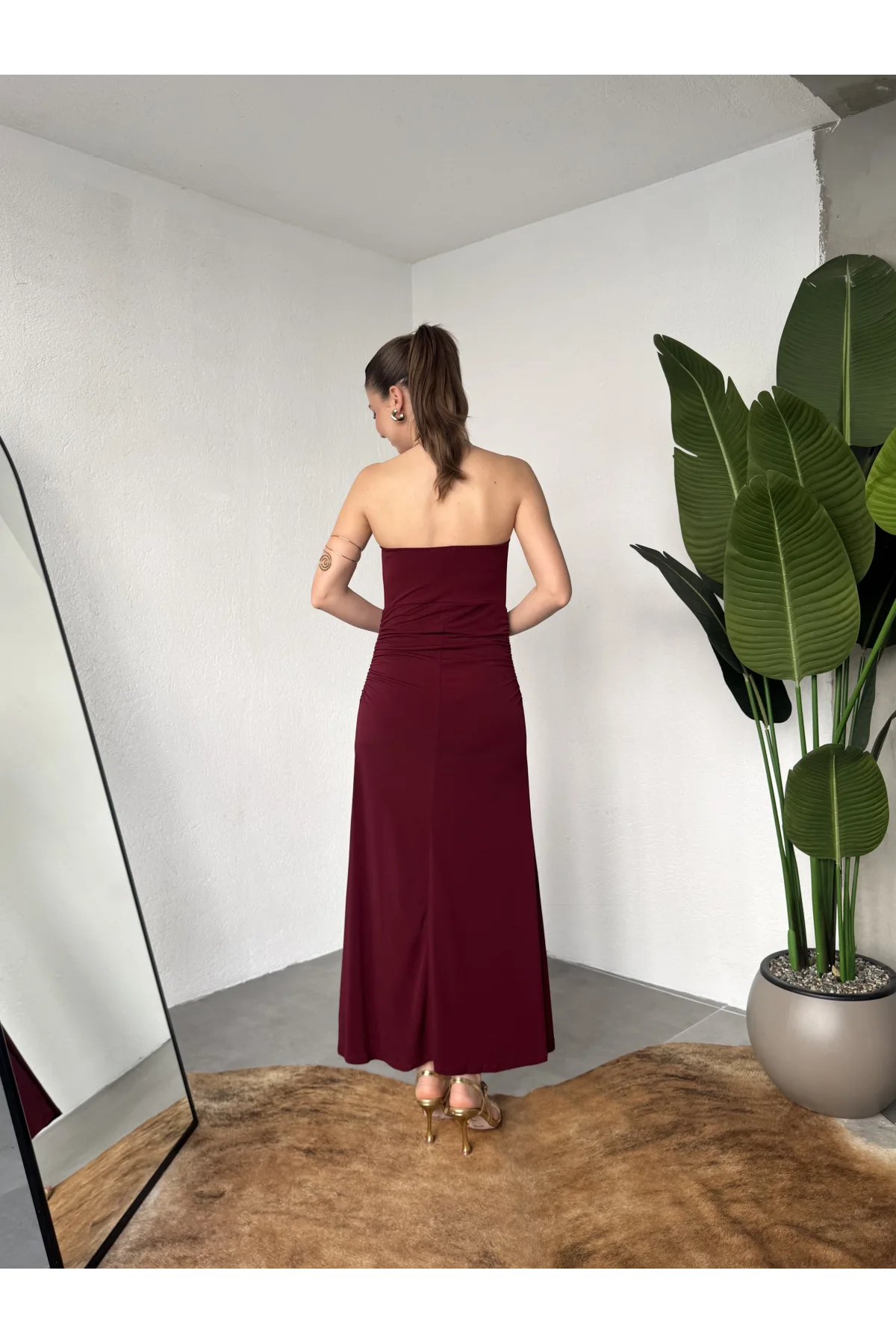 Kadın Bordo Halter Yaka Gold Aksesuarlı Maxi Uzun Boy Abiye Elbise Drapeli Sırt Dekolteli