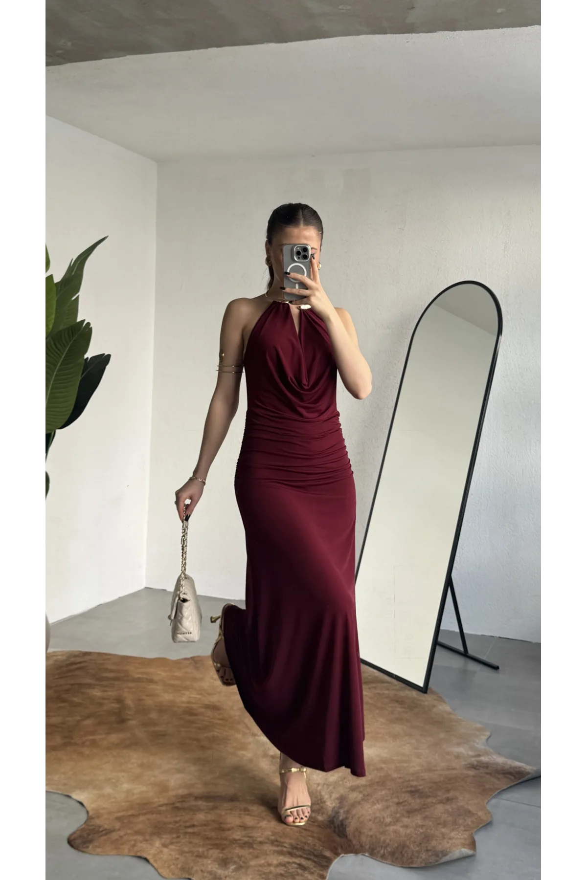 Kadın Bordo Halter Yaka Gold Aksesuarlı Maxi Uzun Boy Abiye Elbise Drapeli Sırt Dekolteli
