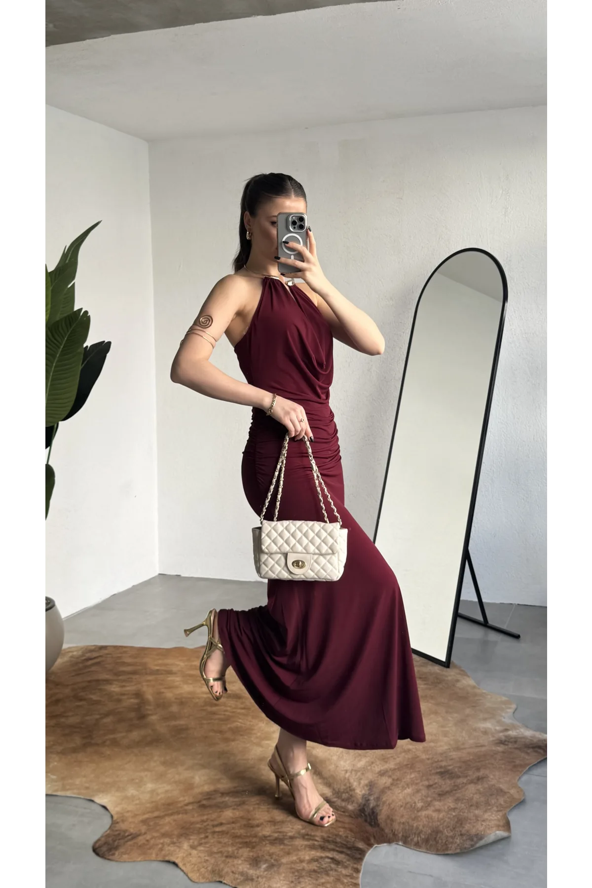 Kadın Bordo Halter Yaka Gold Aksesuarlı Maxi Uzun Boy Abiye Elbise Drapeli Sırt Dekolteli