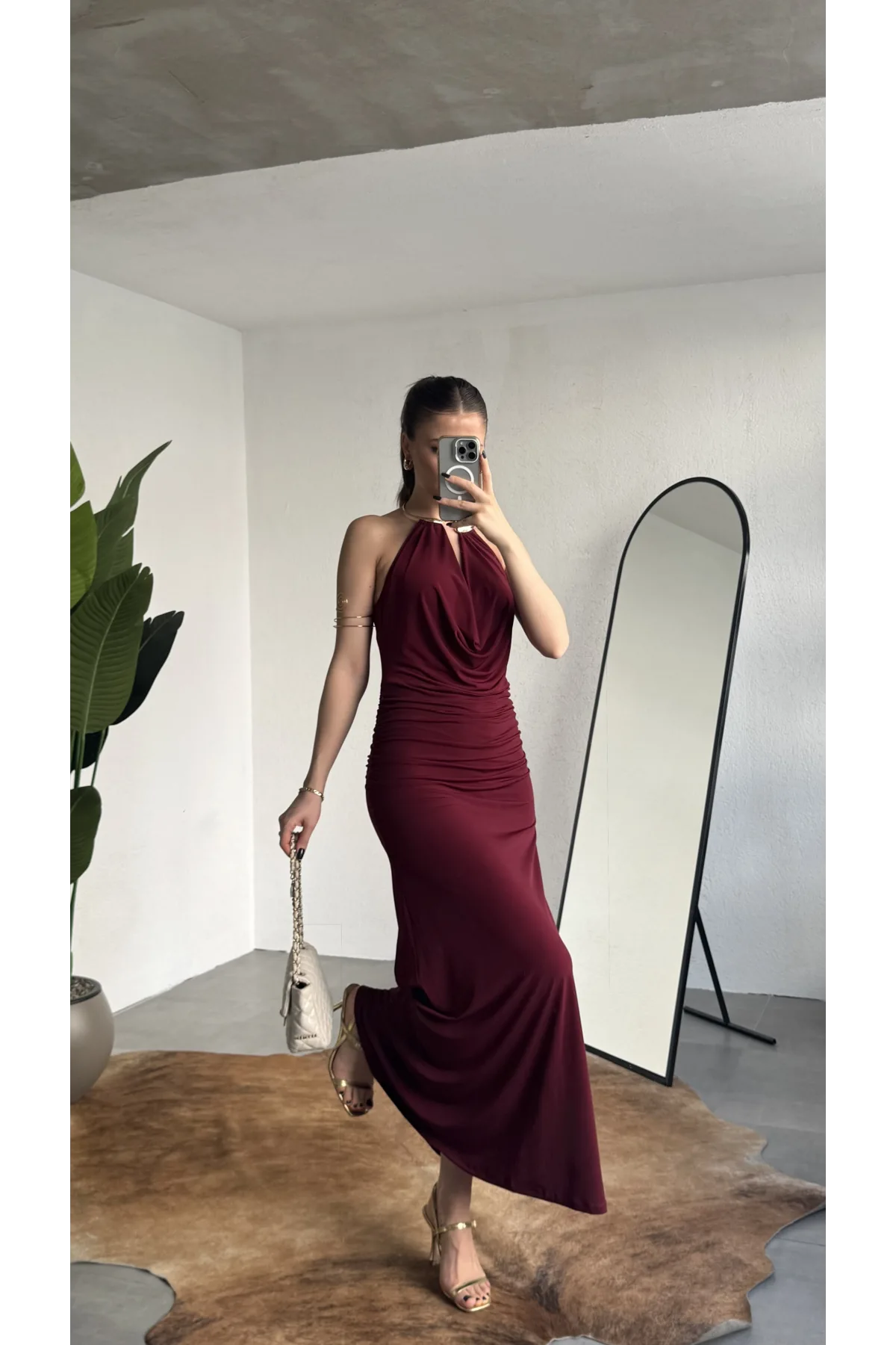 Kadın Bordo Halter Yaka Gold Aksesuarlı Maxi Uzun Boy Abiye Elbise Drapeli Sırt Dekolteli