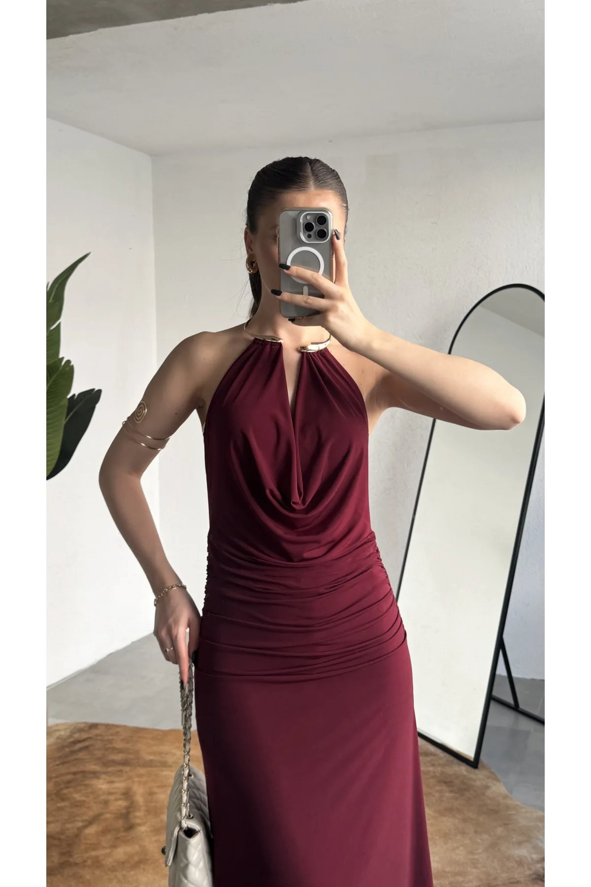Kadın Bordo Halter Yaka Gold Aksesuarlı Maxi Uzun Boy Abiye Elbise Drapeli Sırt Dekolteli