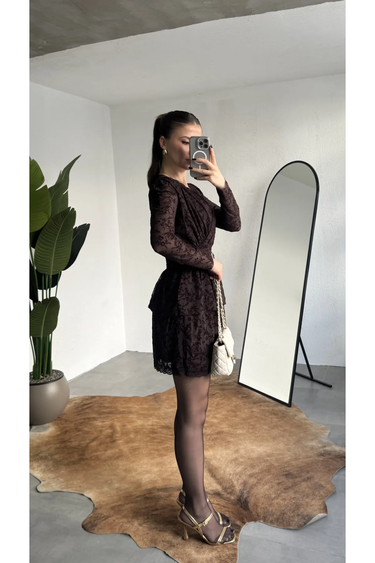 Kadın Kahverengi Dantel Mini Elbise Kruvaze Yaka Kemerli Uzun Kollu Abiye