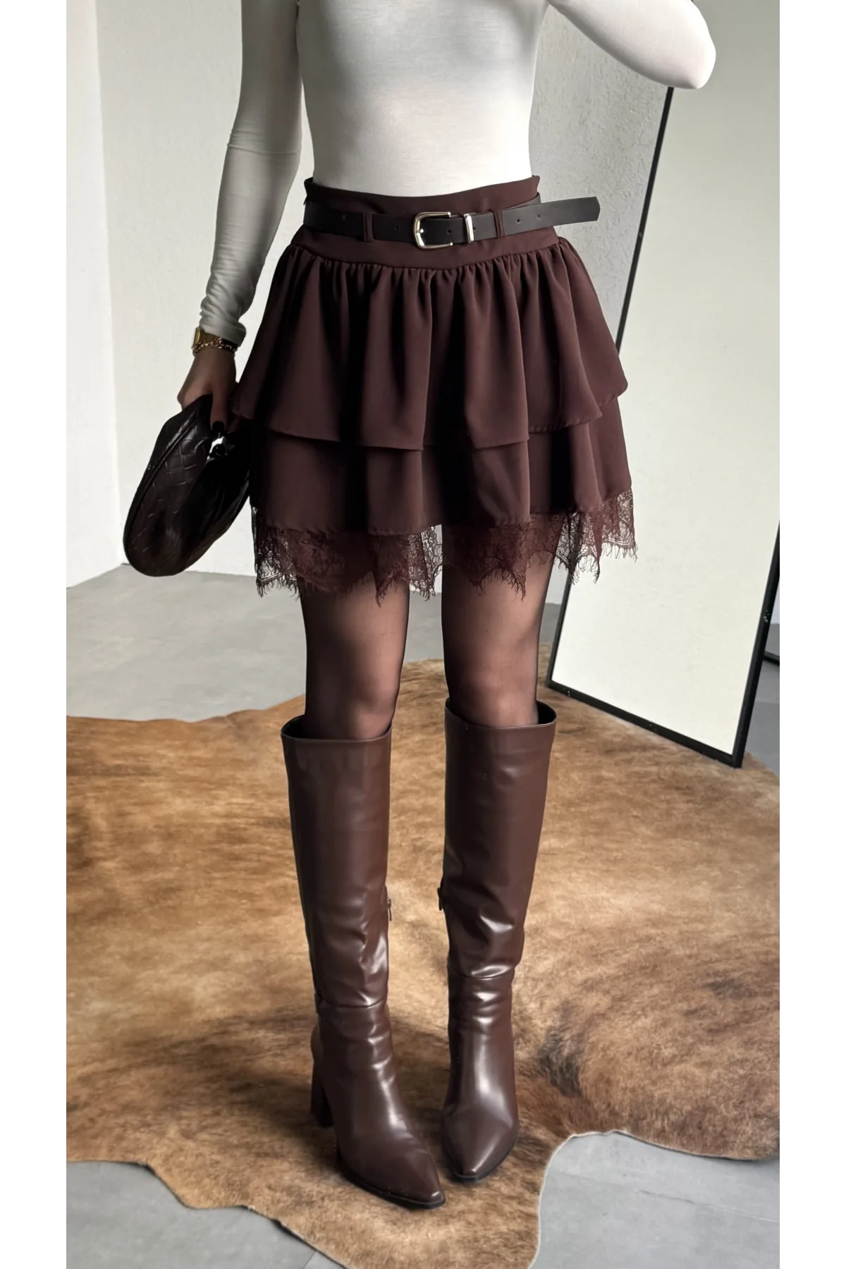 Kadın Kahverengi Dantel Detaylı Fırfırlı Mini Etek Kemerli