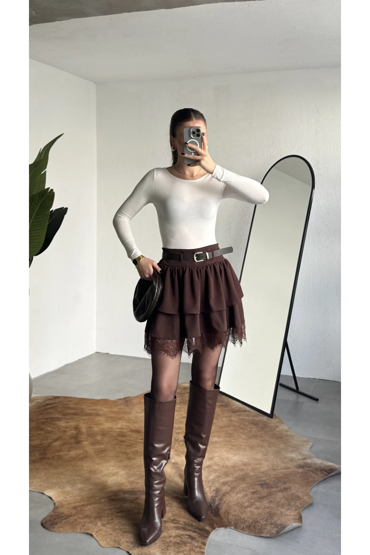 Kadın Kahverengi Dantel Detaylı Fırfırlı Mini Etek Kemerli