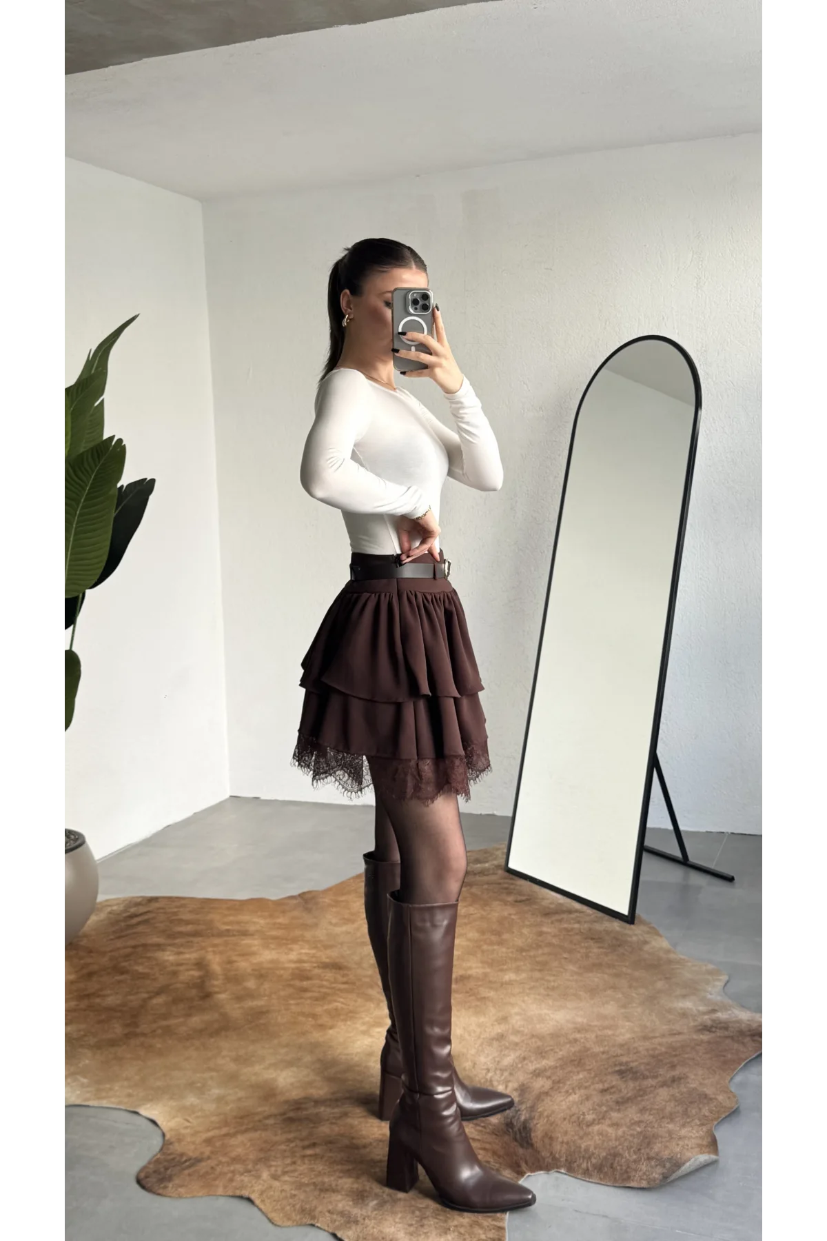 Kadın Kahverengi Dantel Detaylı Fırfırlı Mini Etek Kemerli