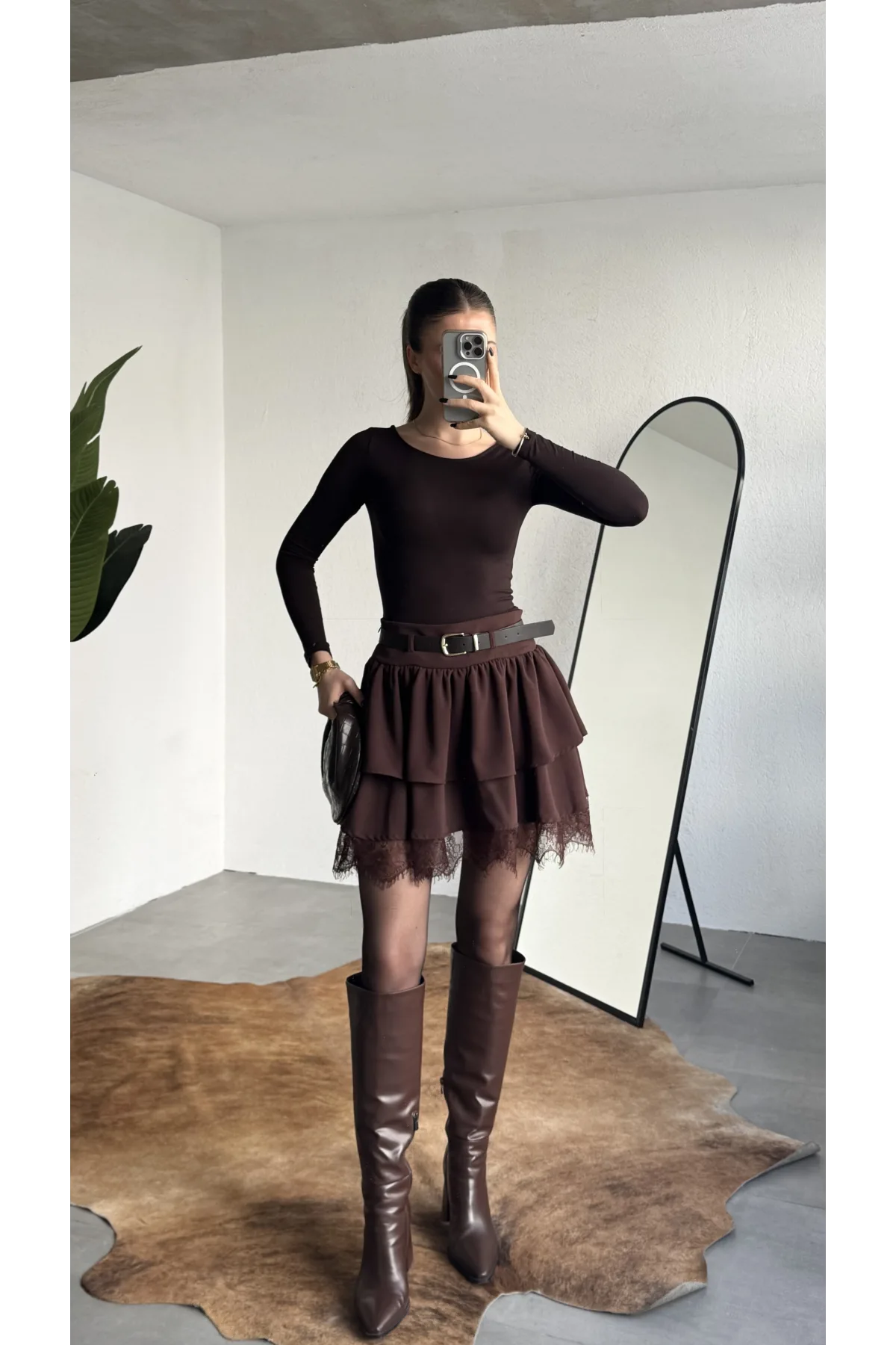 Kadın Kahverengi Dantel Detaylı Fırfırlı Mini Etek Kemerli