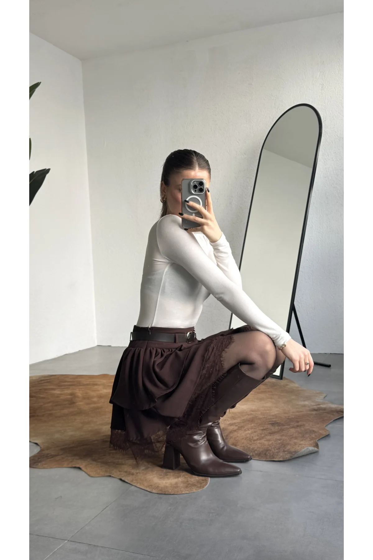 Kadın Kahverengi Dantel Detaylı Fırfırlı Mini Etek Kemerli