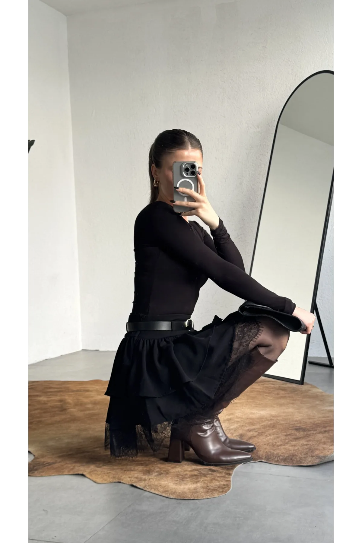 Kadın Siyah Dantel Detaylı Fırfırlı Mini Etek Kemerli