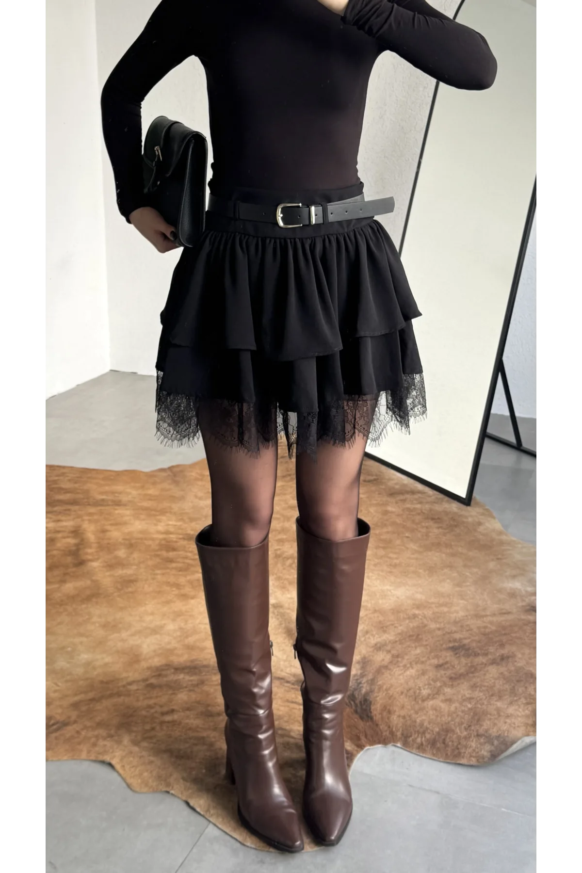 Kadın Siyah Dantel Detaylı Fırfırlı Mini Etek Kemerli