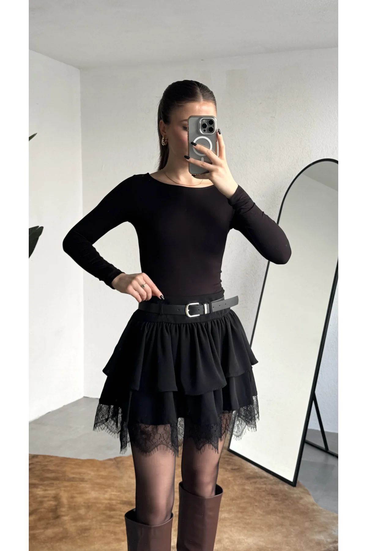 Kadın Siyah Dantel Detaylı Fırfırlı Mini Etek Kemerli