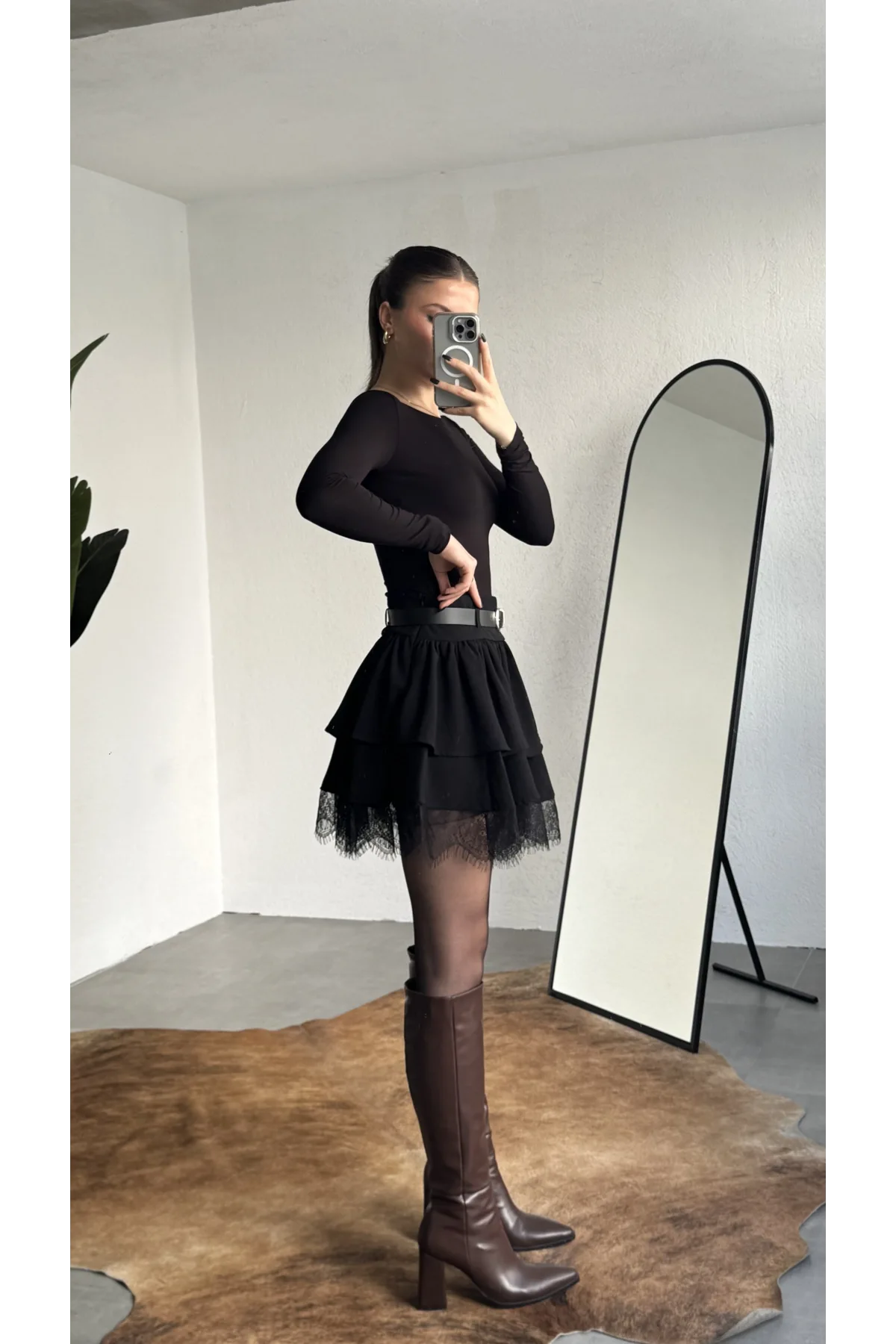 Kadın Siyah Dantel Detaylı Fırfırlı Mini Etek Kemerli