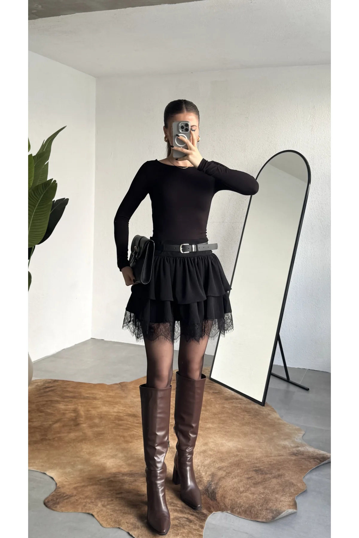 Kadın Siyah Dantel Detaylı Fırfırlı Mini Etek Kemerli