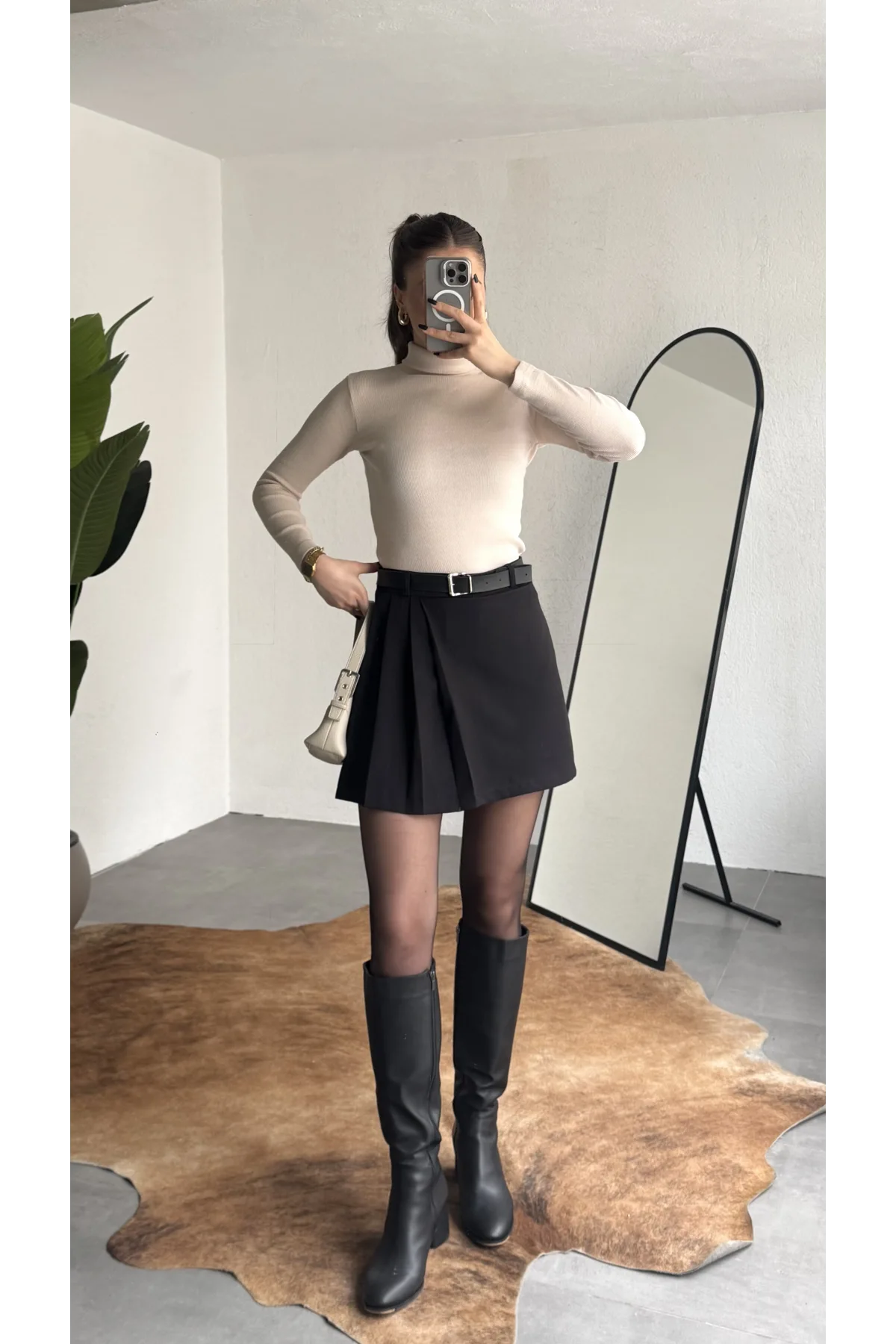 Kadın Siyah Yüksek Bel Kemerli Old Money Viskon Pileli Şortlu Mini Etek