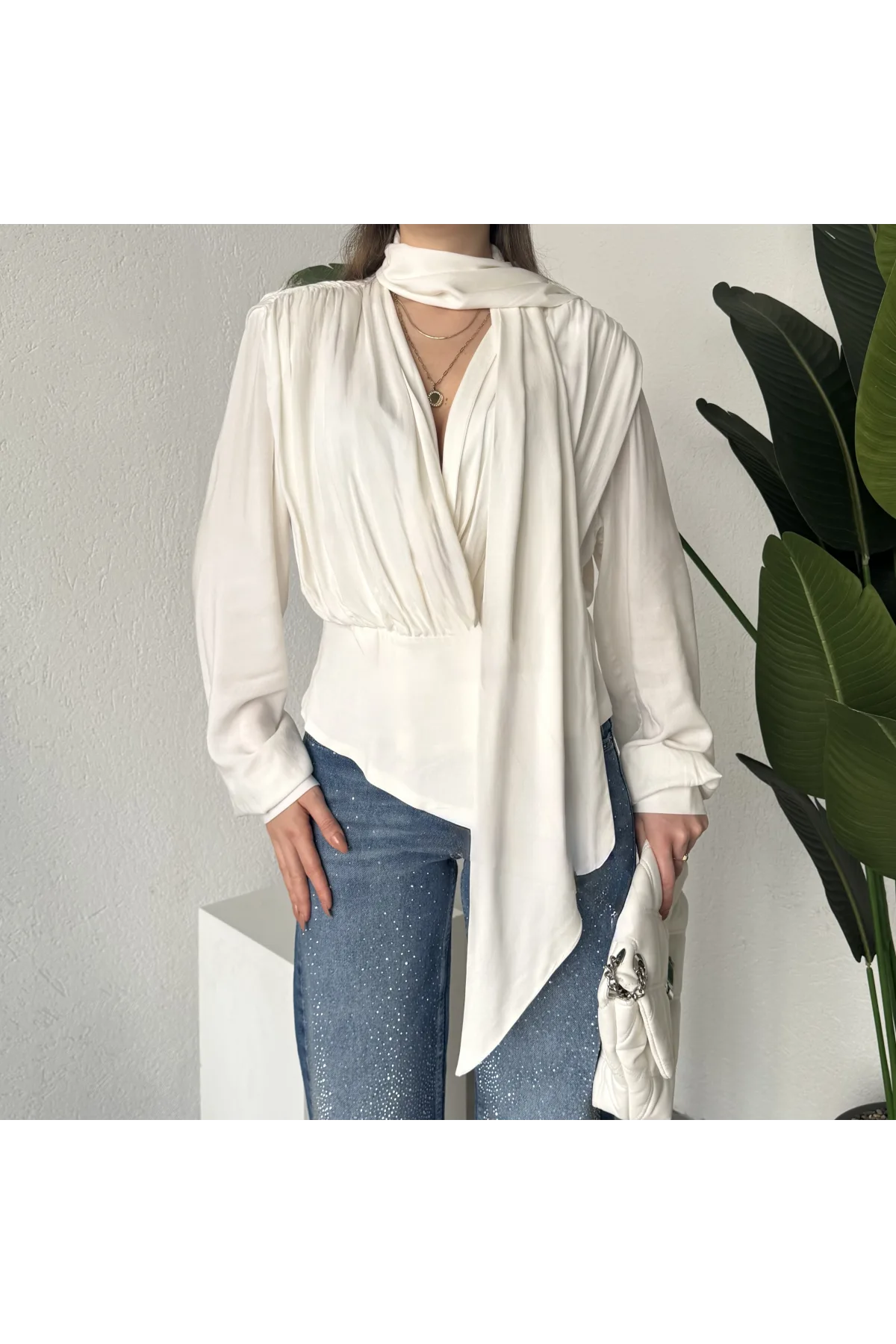 Kadın Beyaz Şal Yaka Drapeli Bluz Uzun Kollu Şık Ofis Bluz