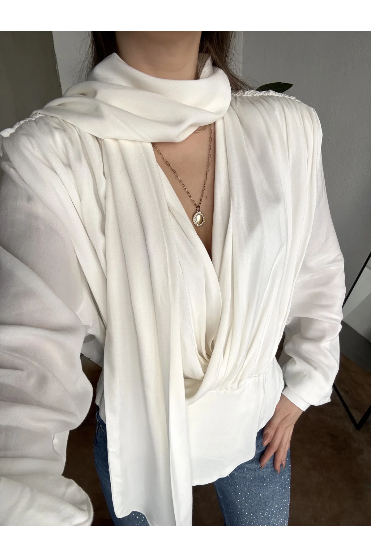 Kadın Beyaz Şal Yaka Drapeli Bluz Uzun Kollu Şık Ofis Bluz