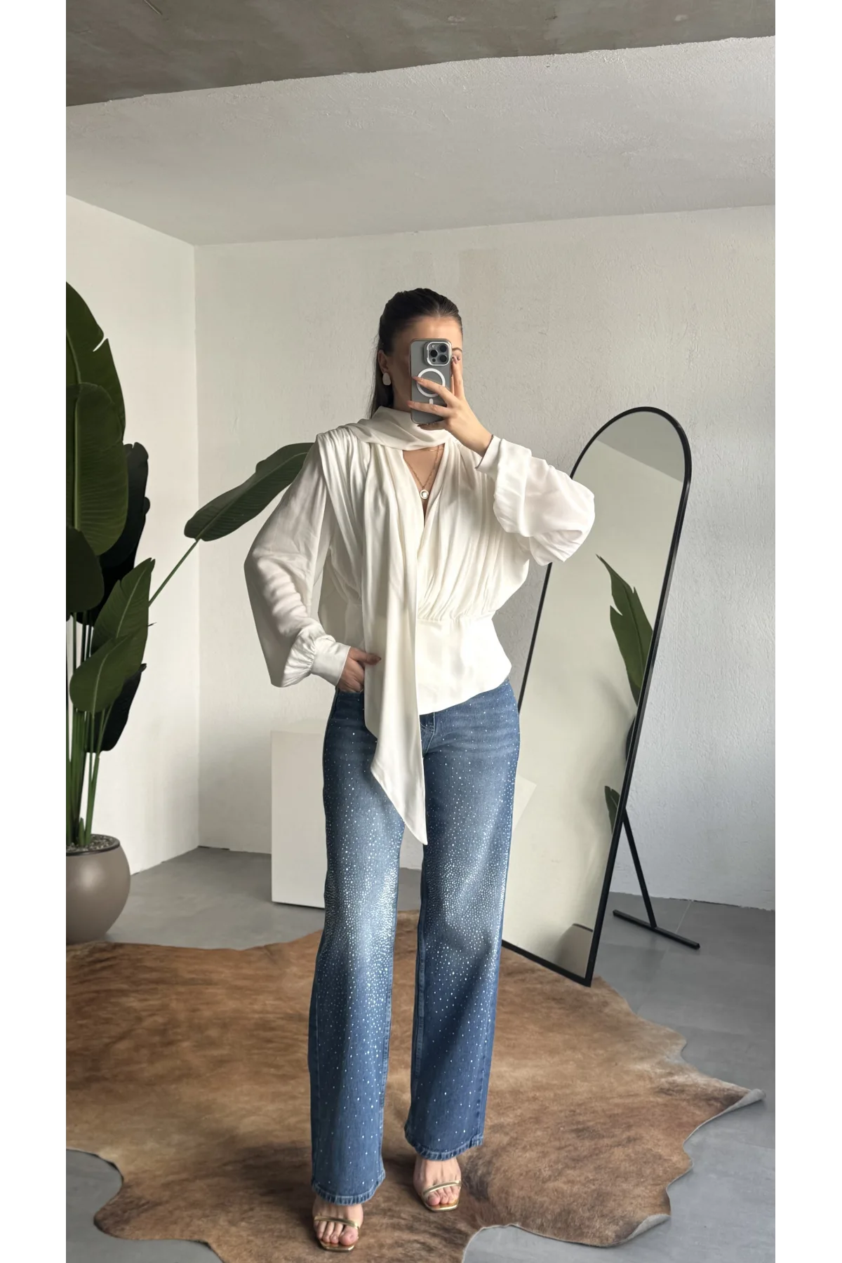 Kadın Beyaz Şal Yaka Drapeli Bluz Uzun Kollu Şık Ofis Bluz