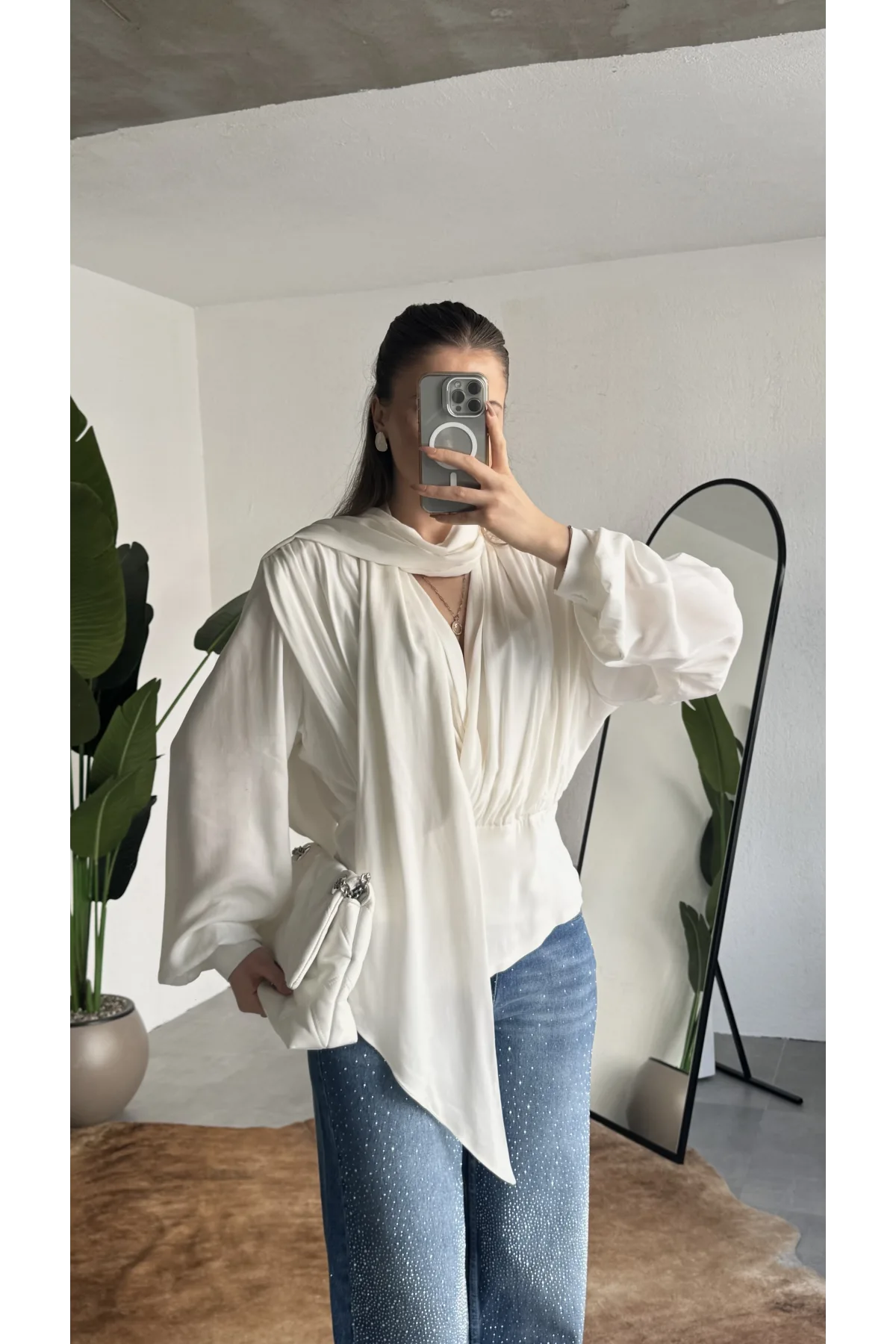 Kadın Beyaz Şal Yaka Drapeli Bluz Uzun Kollu Şık Ofis Bluz