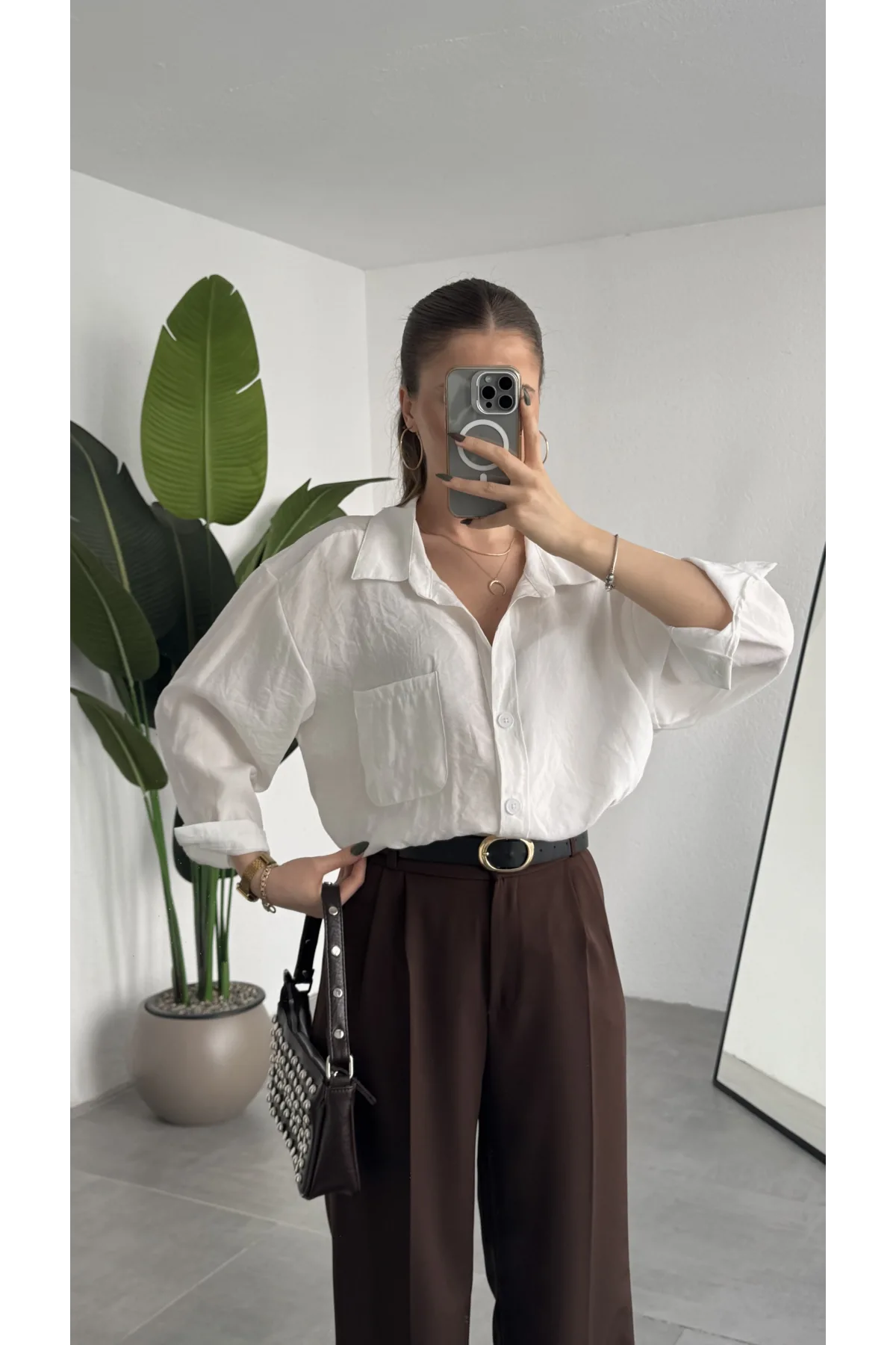 Kadın Beyaz Oversize Gömlek Cepli Uzun Kollu Düğmeli Salaş Kesim Günlük & Ofis Şık