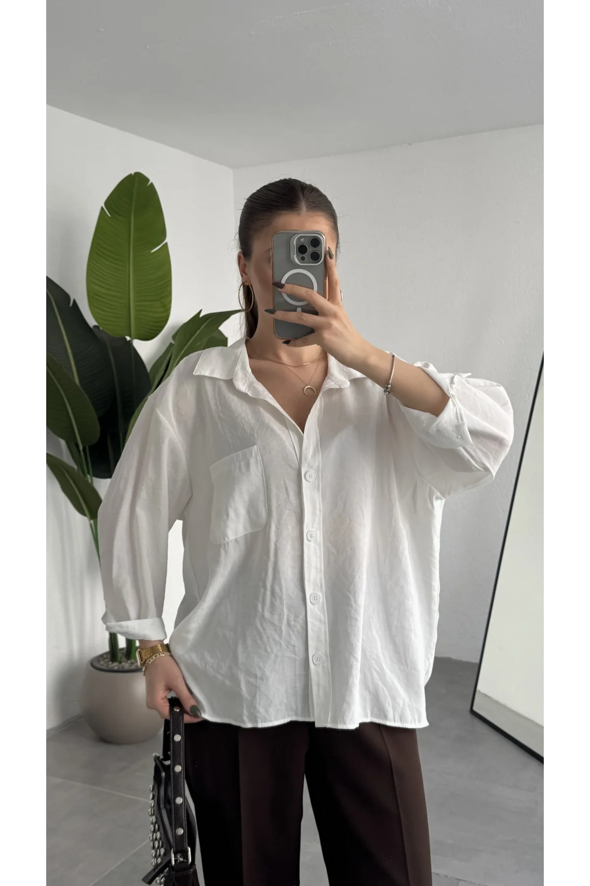 Kadın Beyaz Oversize Gömlek Cepli Uzun Kollu Düğmeli Salaş Kesim Günlük & Ofis Şık