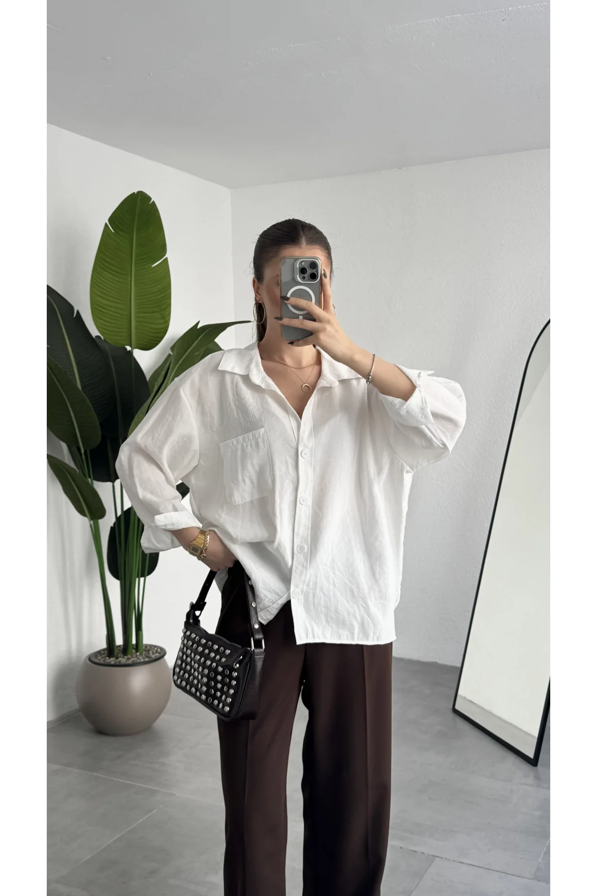 Kadın Beyaz Oversize Gömlek Cepli Uzun Kollu Düğmeli Salaş Kesim Günlük & Ofis Şık