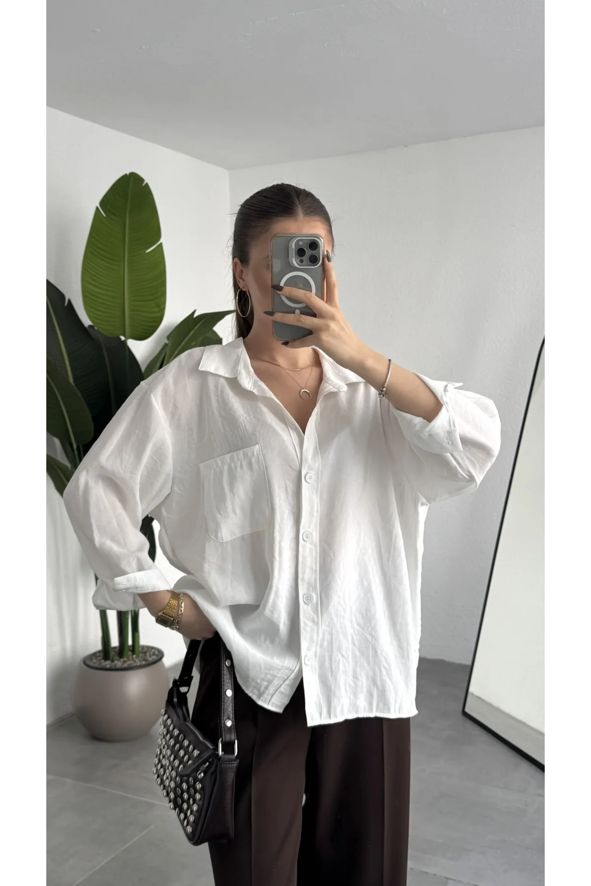 Kadın Beyaz Oversize Gömlek Cepli Uzun Kollu Düğmeli Salaş Kesim Günlük & Ofis Şık