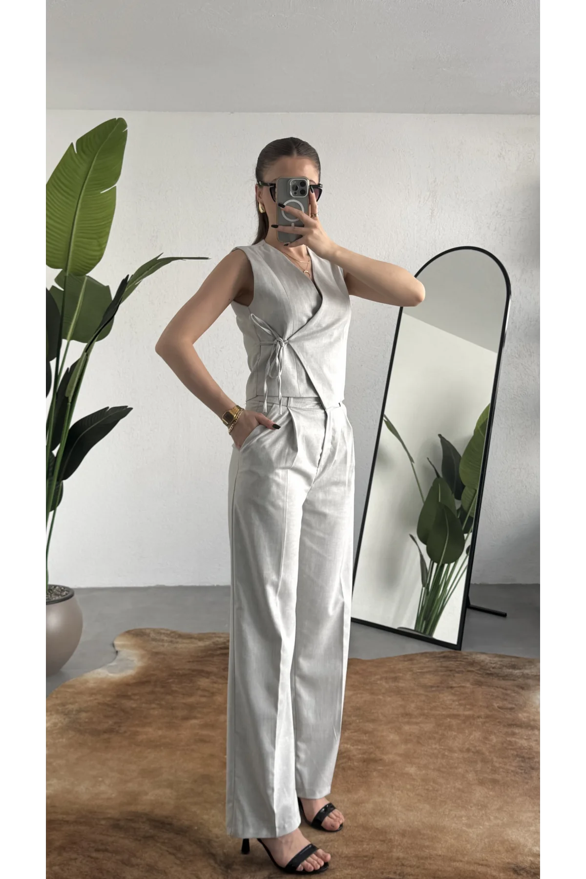 Kadın Gri Asimetrik Kesim Kruvaze Bağlamalı Yelek ,Pileli Plazzo Pantolon Takım