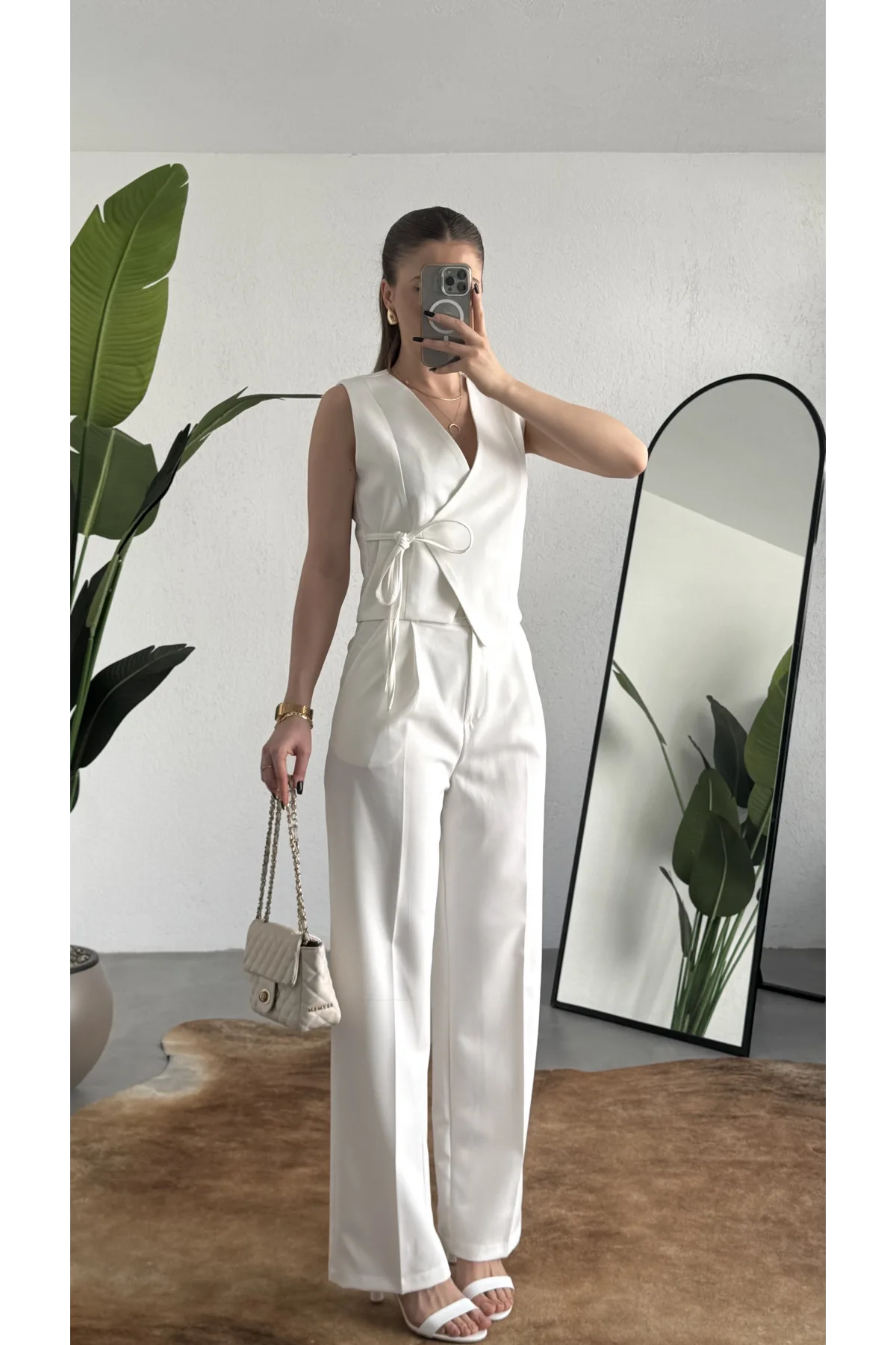 Kadın Beyaz Asimetrik Kesim Kruvaze Bağlamalı Yelek ,Pileli Plazzo Pantolon Takım