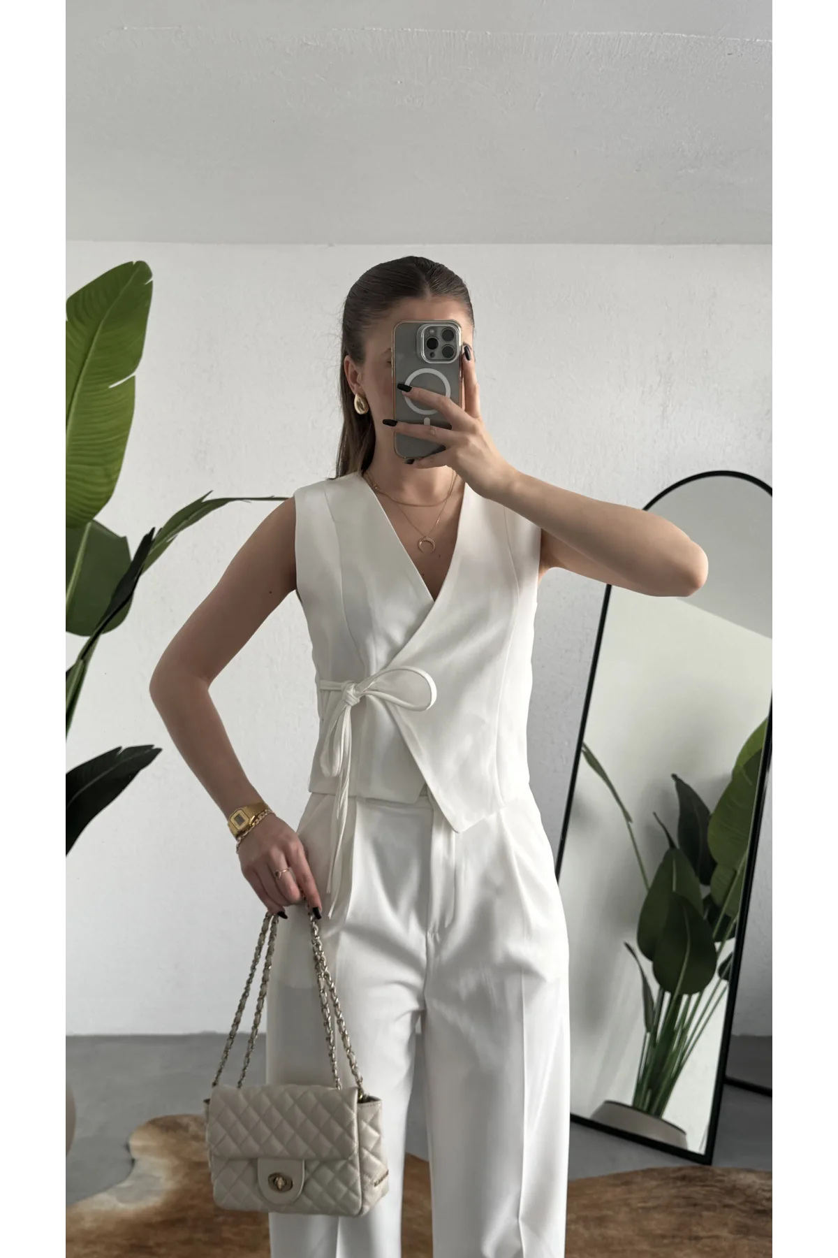 Kadın Beyaz Asimetrik Kesim Kruvaze Bağlamalı Yelek ,Pileli Plazzo Pantolon Takım