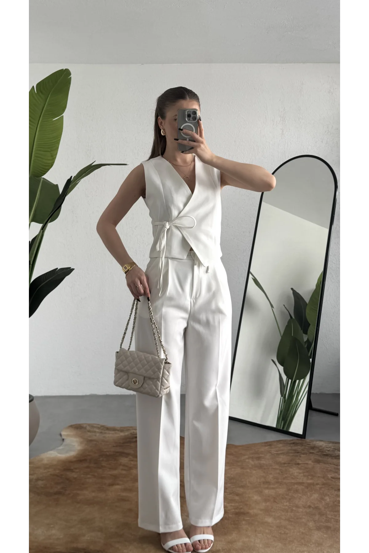 Kadın Beyaz Asimetrik Kesim Kruvaze Bağlamalı Yelek ,Pileli Plazzo Pantolon Takım
