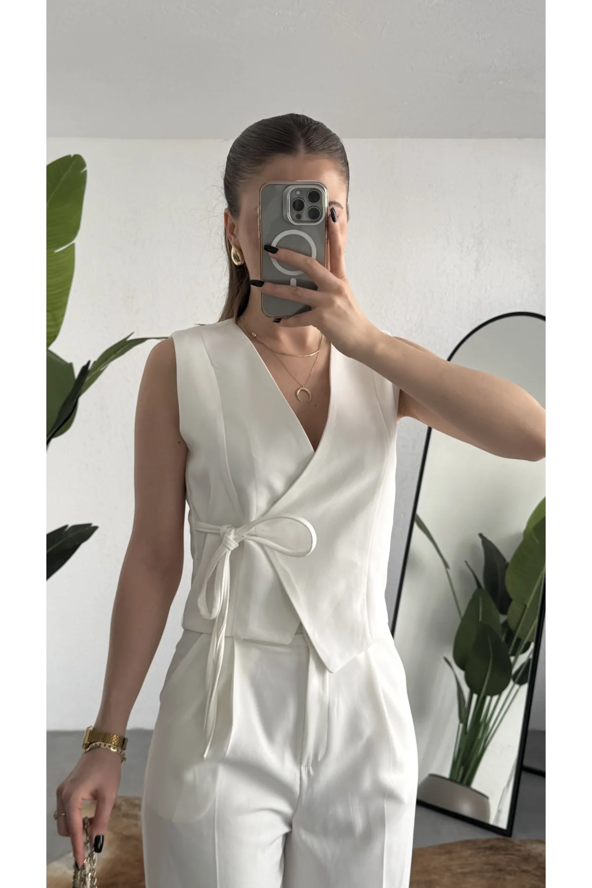 Kadın Beyaz Asimetrik Kesim Kruvaze Bağlamalı Yelek ,Pileli Plazzo Pantolon Takım