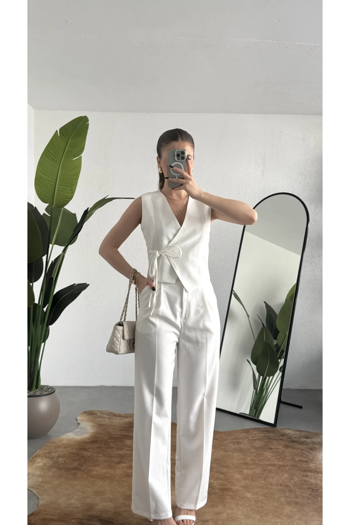 Kadın Beyaz Asimetrik Kesim Kruvaze Bağlamalı Yelek ,Pileli Plazzo Pantolon Takım