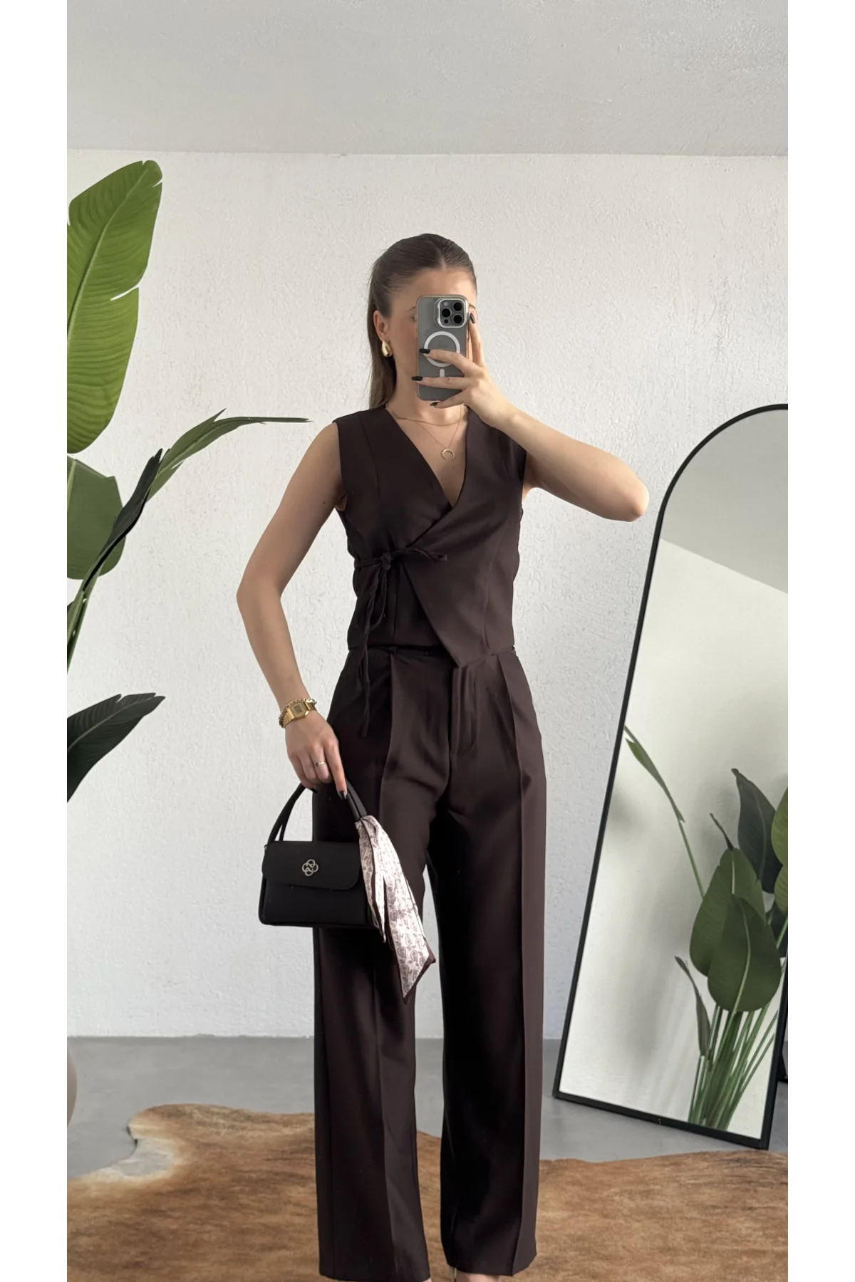 Kadın Kahverengi Asimetrik Kesim Kruvaze Bağlamalı Yelek ,Pileli Plazzo Pantolon Takım