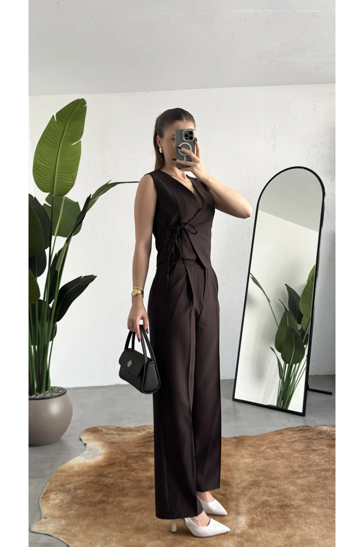 Kadın Kahverengi Asimetrik Kesim Kruvaze Bağlamalı Yelek ,Pileli Plazzo Pantolon Takım