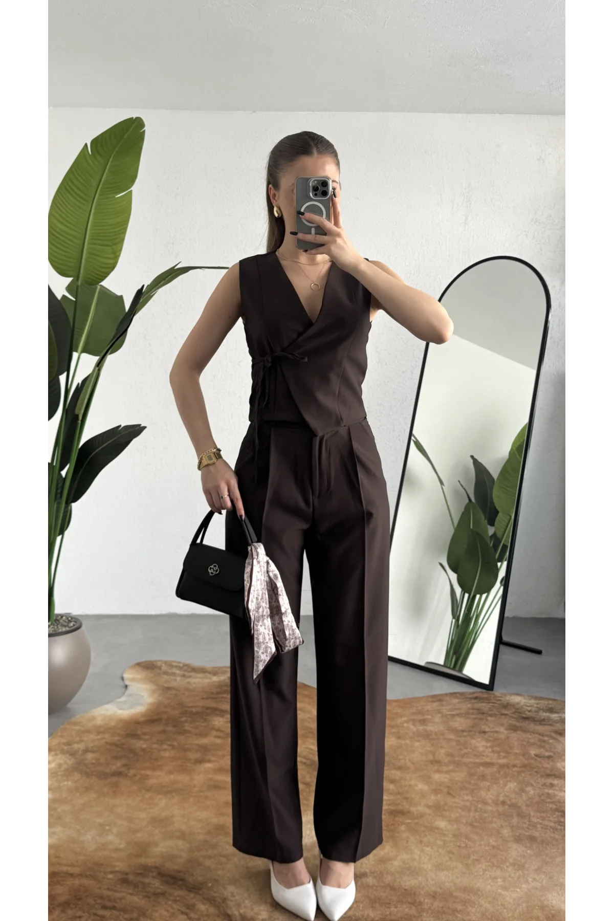 Kadın Kahverengi Asimetrik Kesim Kruvaze Bağlamalı Yelek ,Pileli Plazzo Pantolon Takım