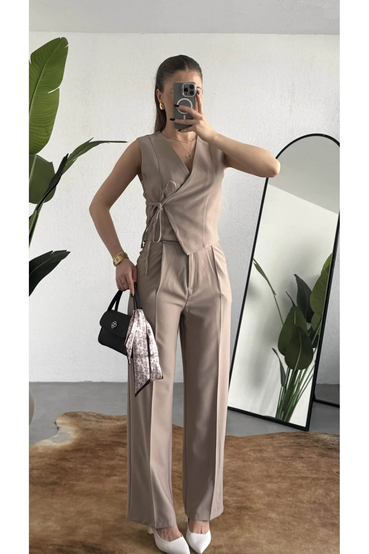 Kadın Krem Asimetrik Kesim Kruvaze Bağlamalı Yelek ,Pileli Plazzo Pantolon Takım