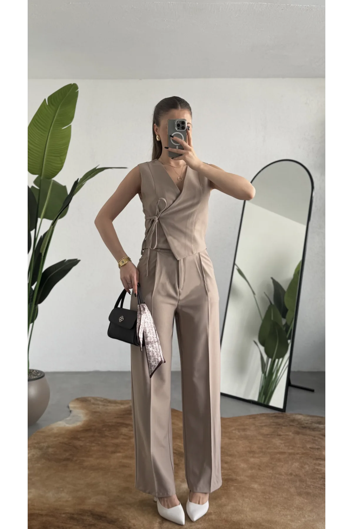 Kadın Krem Asimetrik Kesim Kruvaze Bağlamalı Yelek ,Pileli Plazzo Pantolon Takım