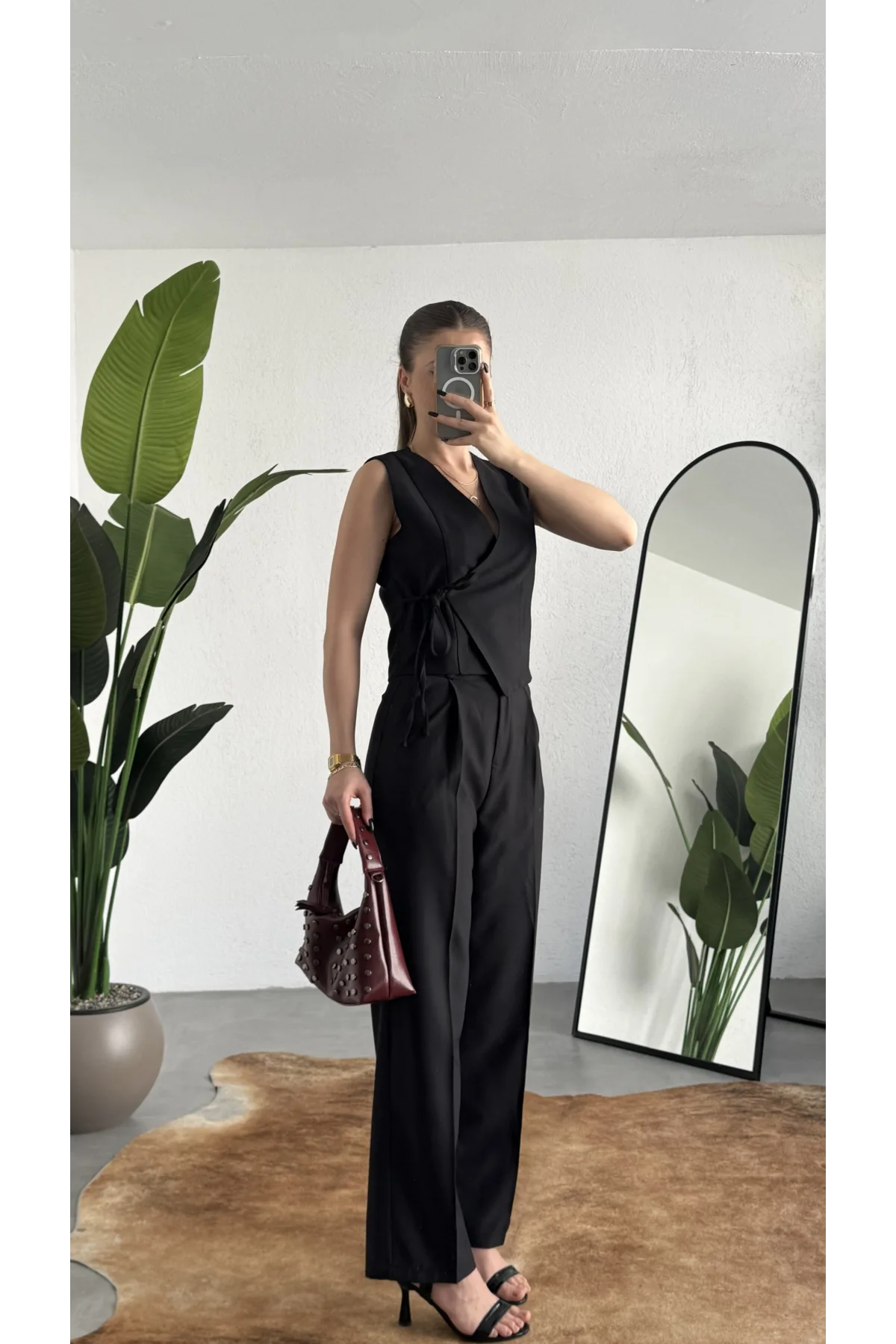 Kadın Siyah Asimetrik Kesim Kruvaze Bağlamalı Yelek ,Pileli Plazzo Pantolon Takım